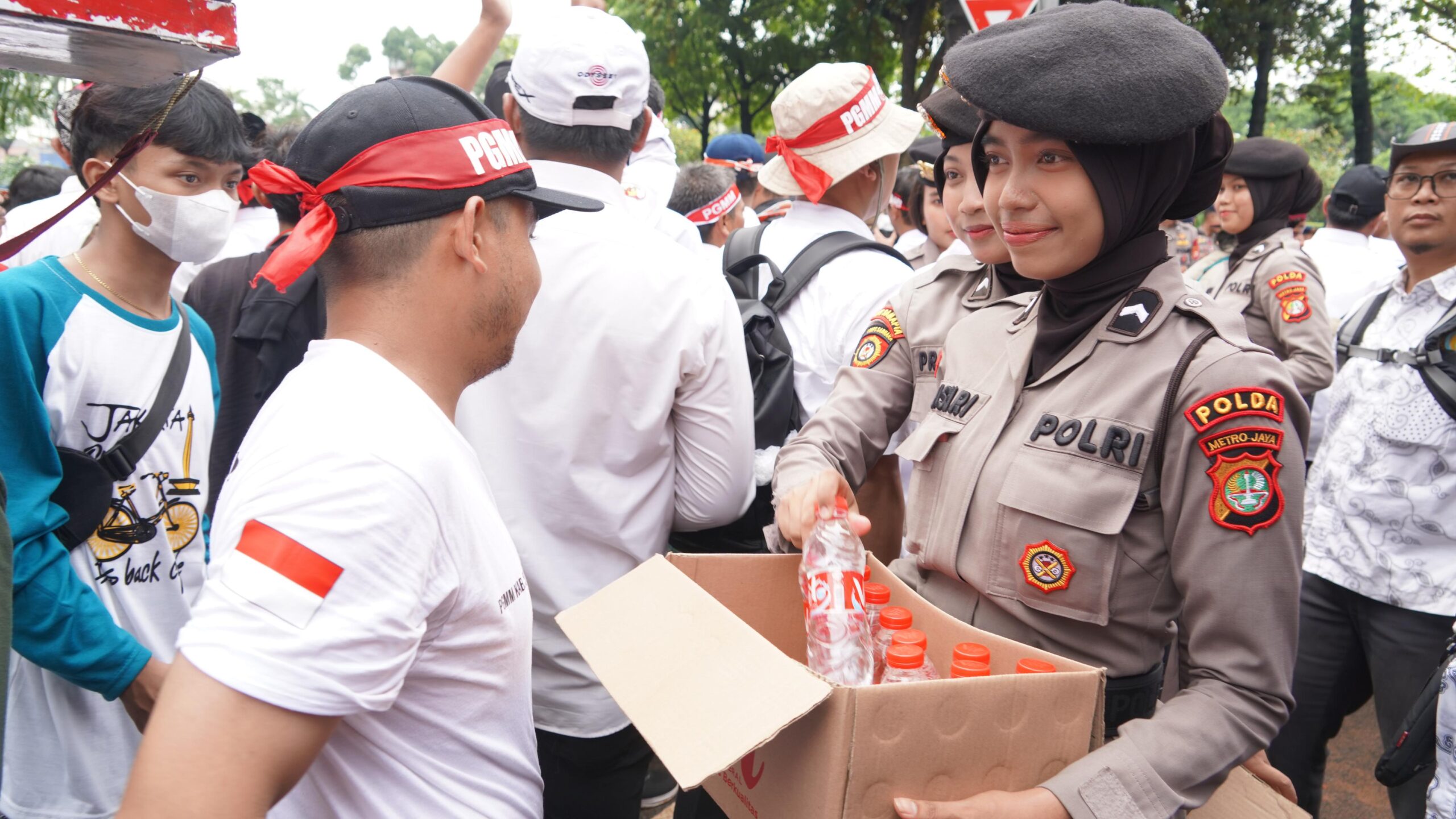Polisi Bagikan Air Mineral dan Roti ke Massa Aksi Guru Honorer di DPR