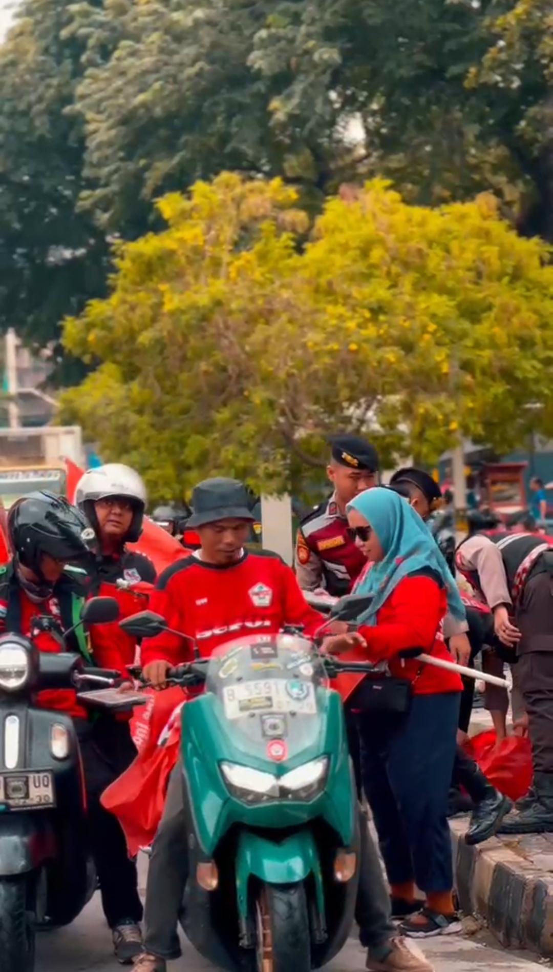 Humanis, Personel BKO Polda Metro Jaya Bagikan Makanan Gratis Saat Amankan Aksi di Tugu Proklamasi