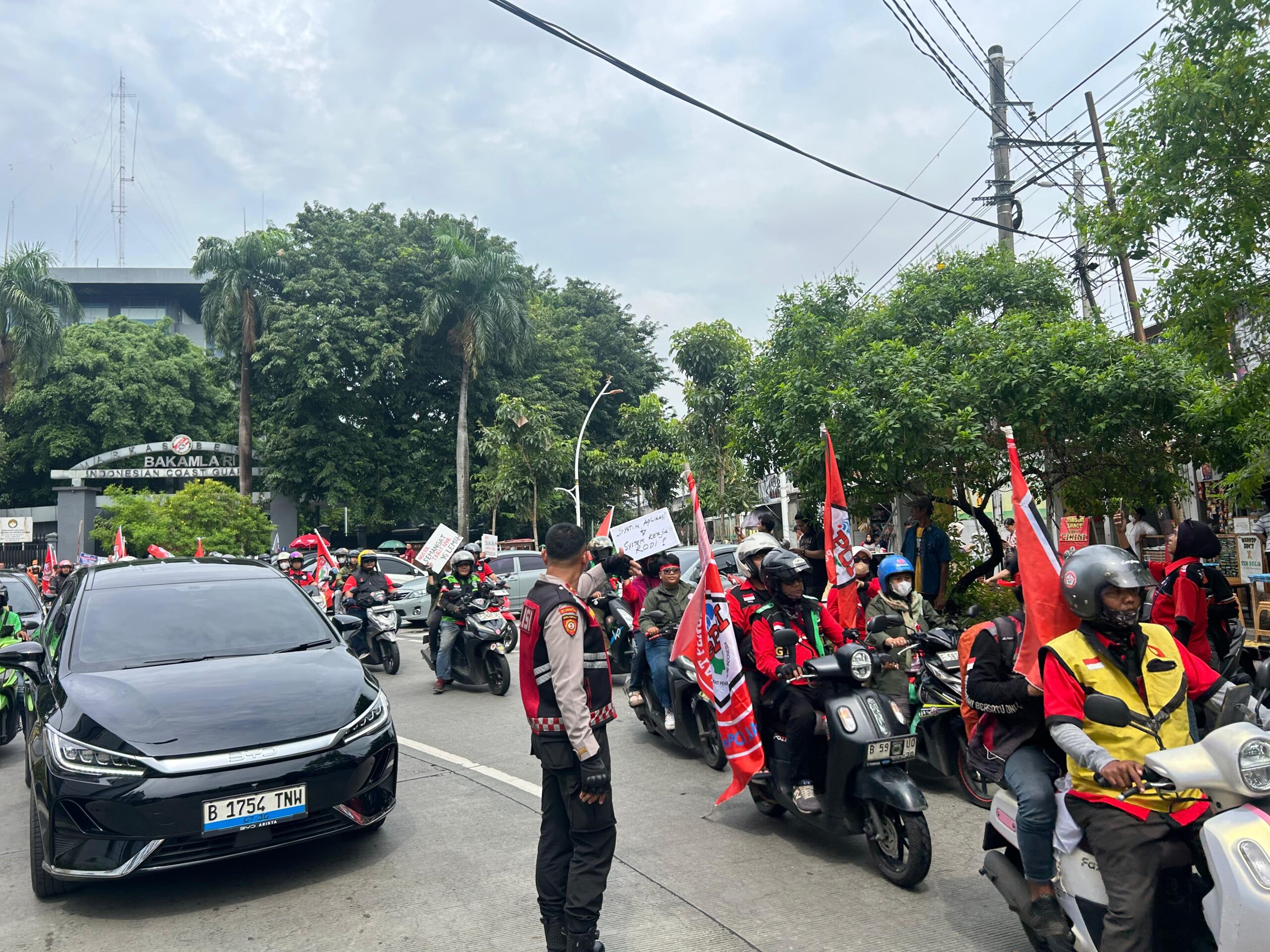 Kawal Aksi Damai, Personel Dirsamapta Baharkam Polri Beri Pelayanan Humanis di Tugu Proklamasi