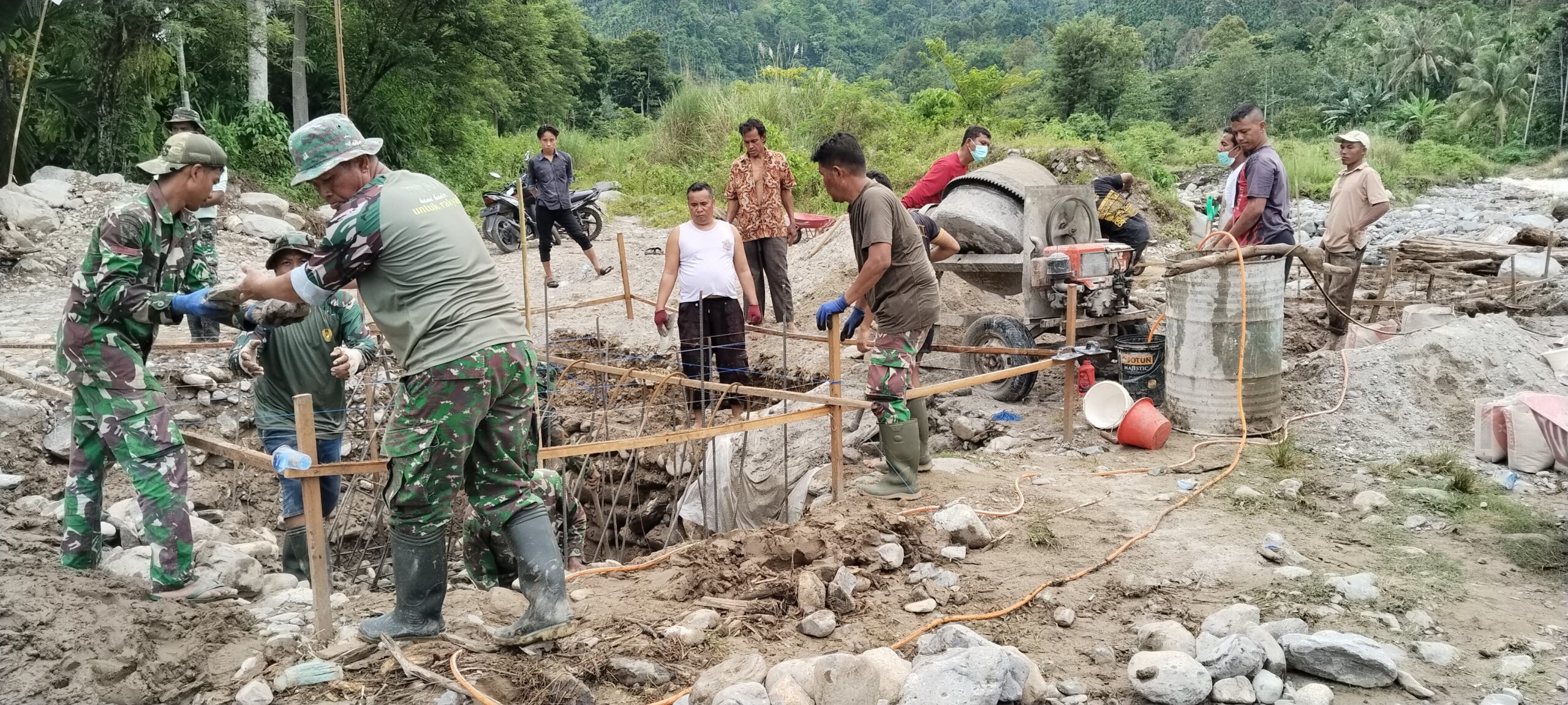 Bangun Jembatan Perintis Garuda, TNI dan Warga Gotong Royong Buka Akses Pedalaman Aceh Tenggara