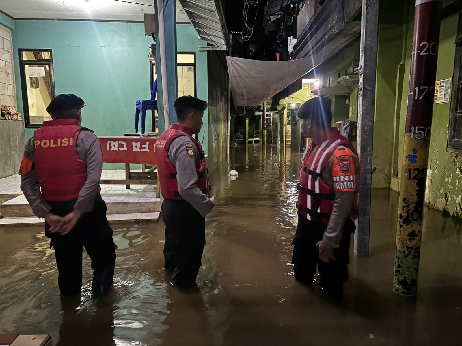 PATROLI SIAGA BENCANA, DITSAMAPTA PMJ SIAGA ANTISIPASI BANJIR DI KEBON PALA KAMPUNG MELAYU JAKTIM