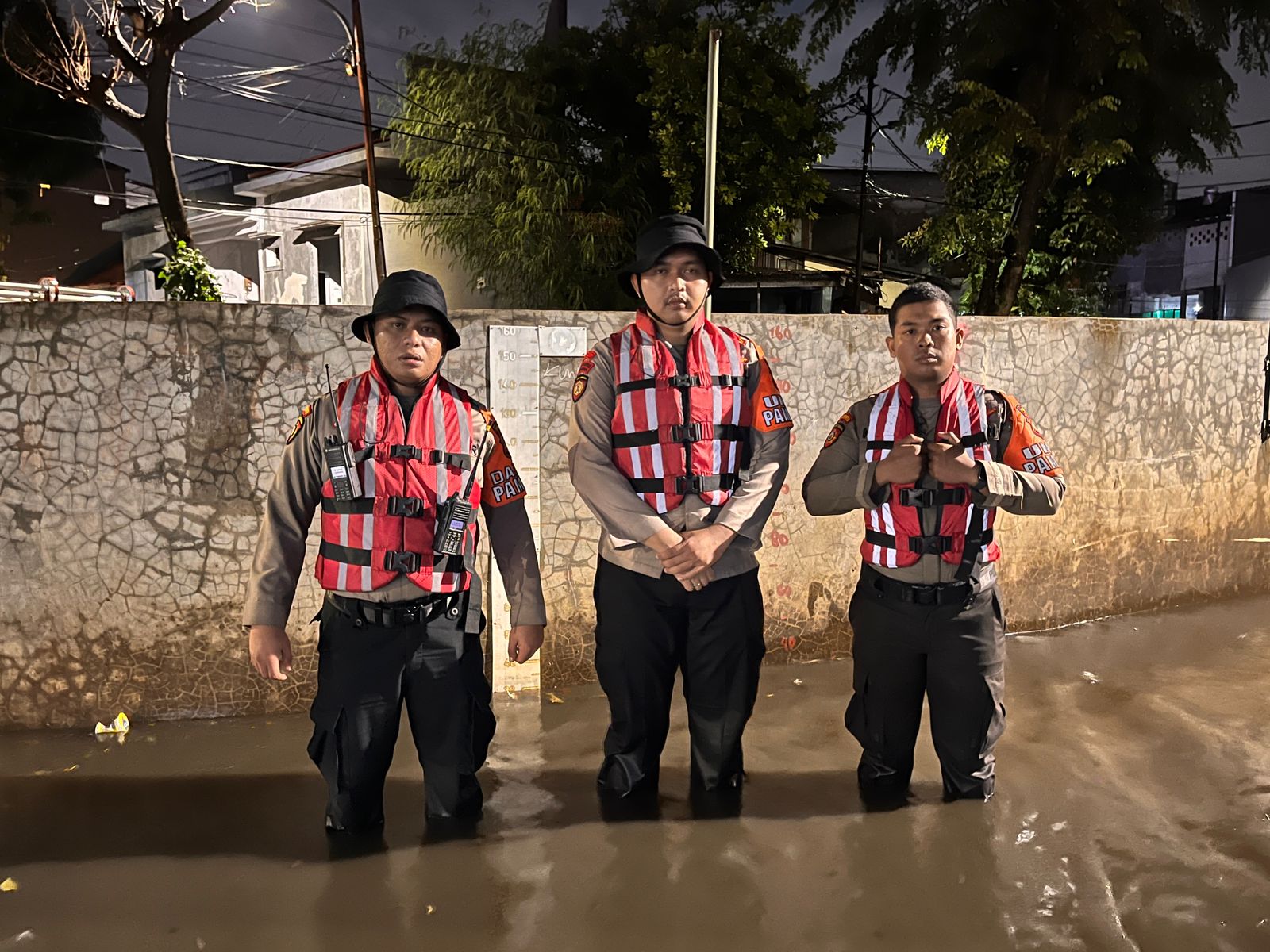 PATROLI SIAGA BENCANA DITSAMAPTA PMJ EVAKUASI WARGA TERDAMPAK GENANGAN DI PONDOK KARYA JAKARTA SELATAN