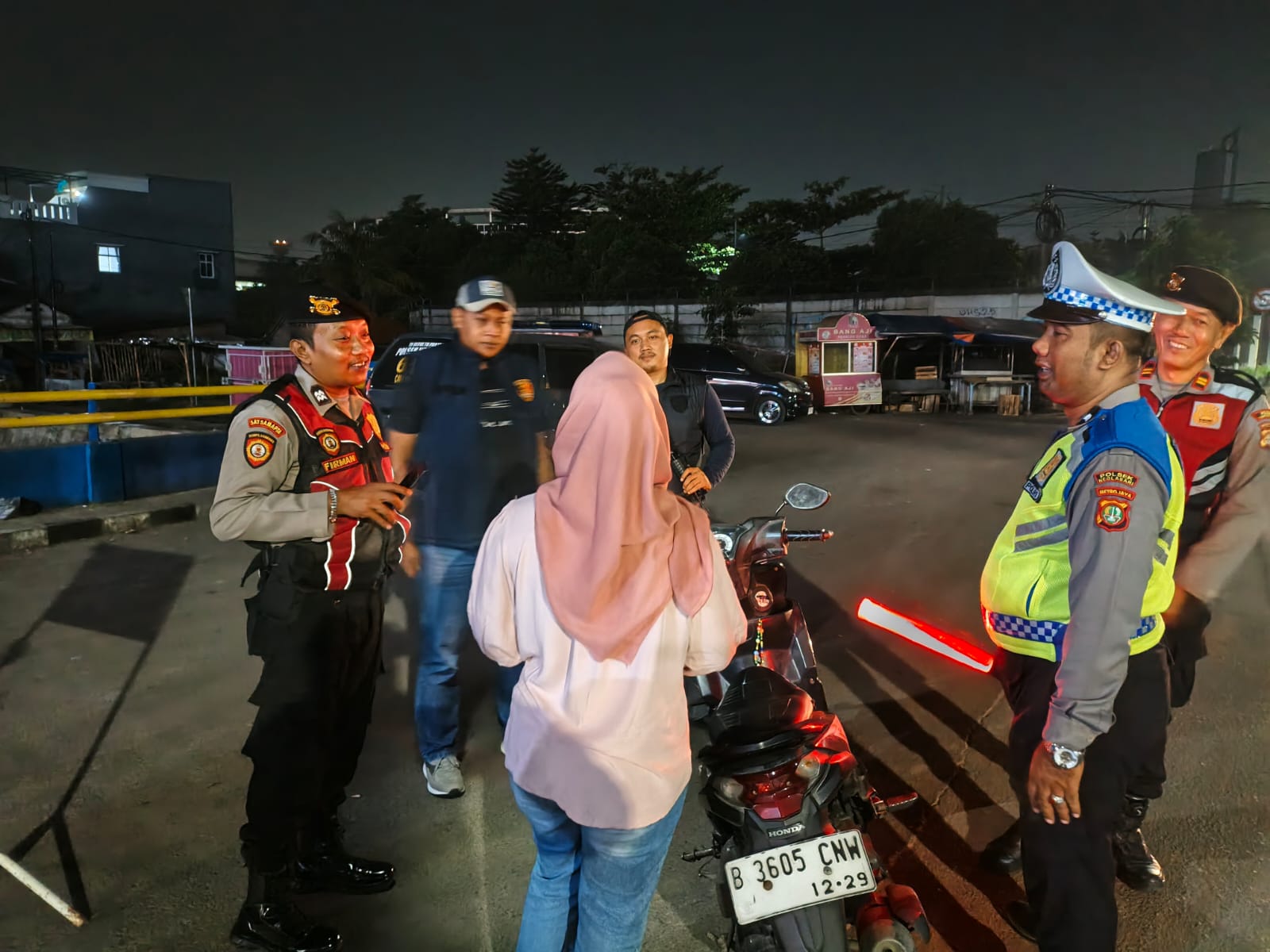 Kanit Samapta IPTU BAMBANG IRWANTO Polsek Neglasari Melaksanakan Patroli Cipta Kondisi Dan Razia Stasioner 