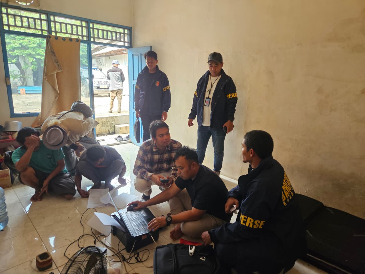 Bareskrim dan PPNS Kemenhut Geledah Gudang Satwa Dilindungi di Bekasi, 11 Sanca Hijau Papua Disita