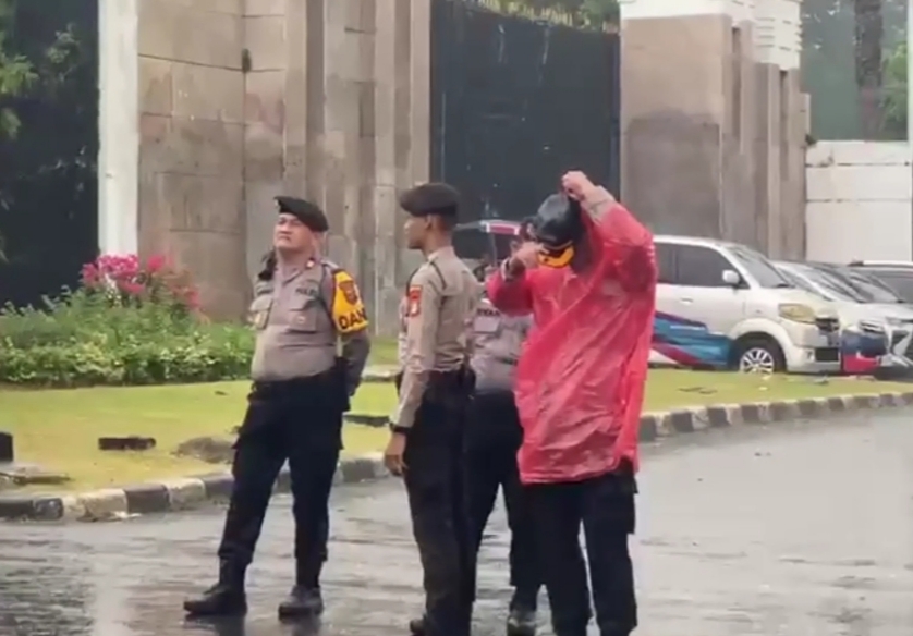 Hujan Tidak Jadi Penghalang, Polri Tetap Hadir Mengawal Aspirasi Masyarakat