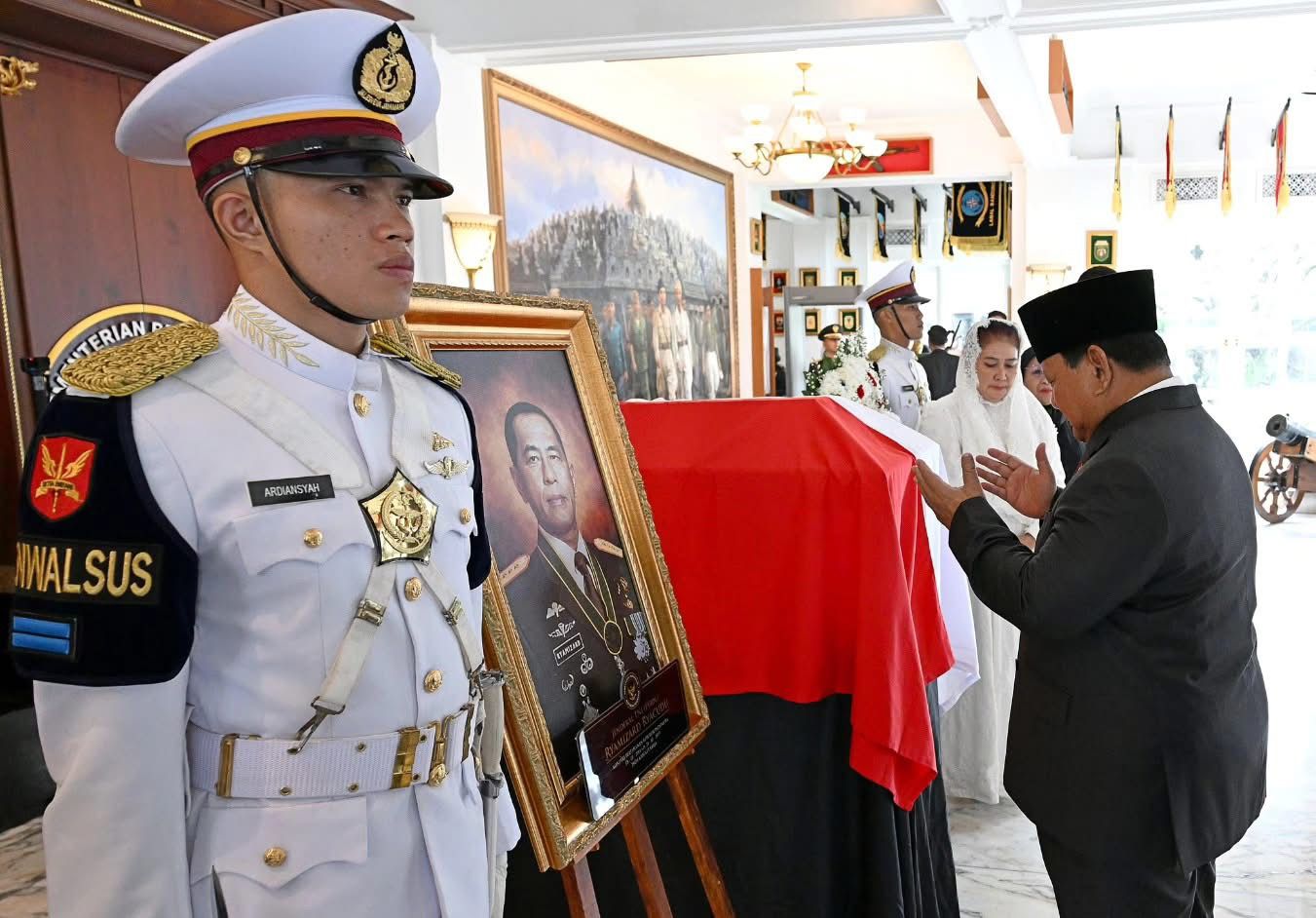 Presiden Prabowo Subianto menghadiri upacara persemayaman dan pelepasan jenazah Jenderal TNI (Purn) Ryamizard Ryacudu