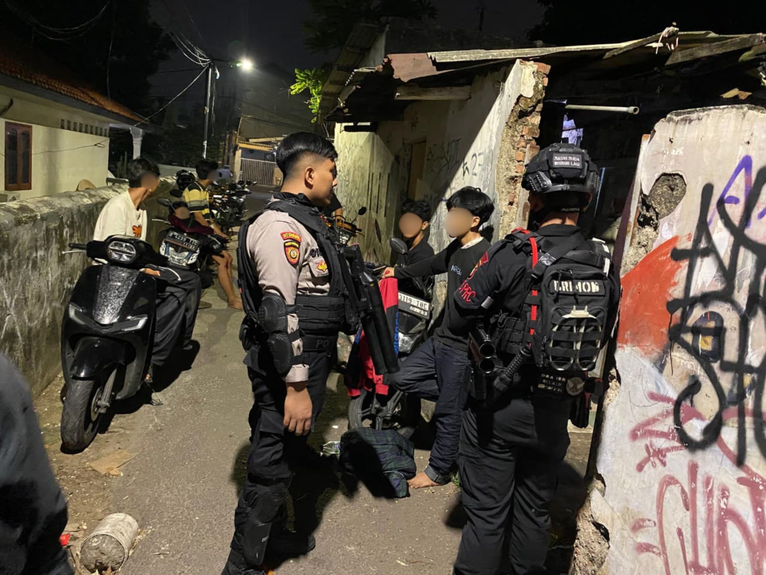 Patroli Brimob PMJ Dan Perintis Gagalkan Dugaan Tawuran di Cipinang Muara, Sajam dan Molotov Diamankan