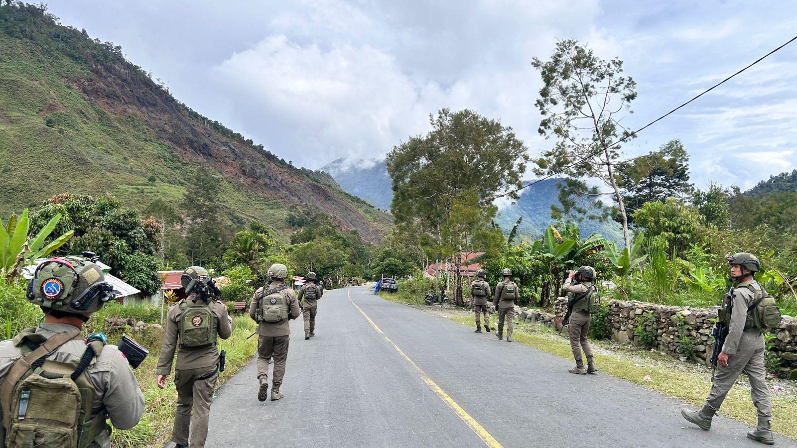 Patroli Jalan Kaki, Personel Ops Damai Cartenz Perkuat Keamanan dan Jalin Kedekatan dengan Warga Puncak Jaya