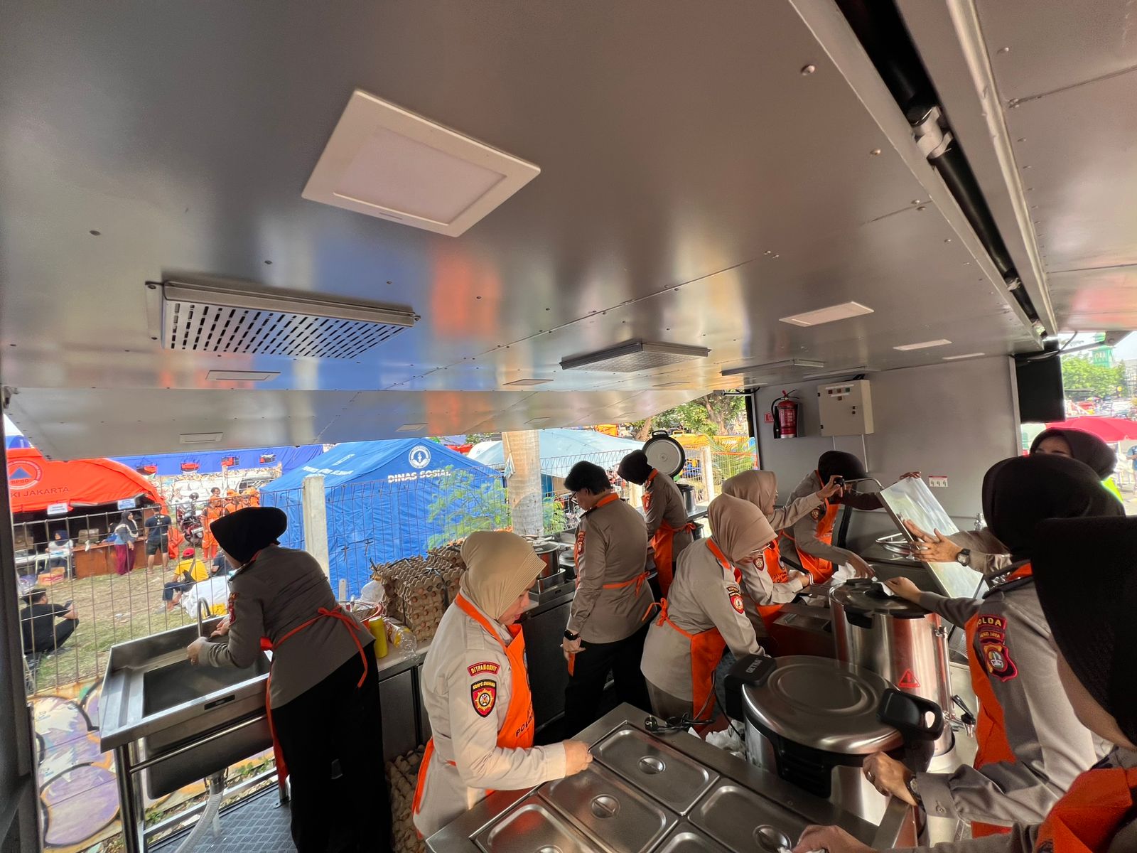 Ditpamobvit Polda Metro Bagikan 500 Boks Makanan untuk Korban Kebakaran Kemayoran