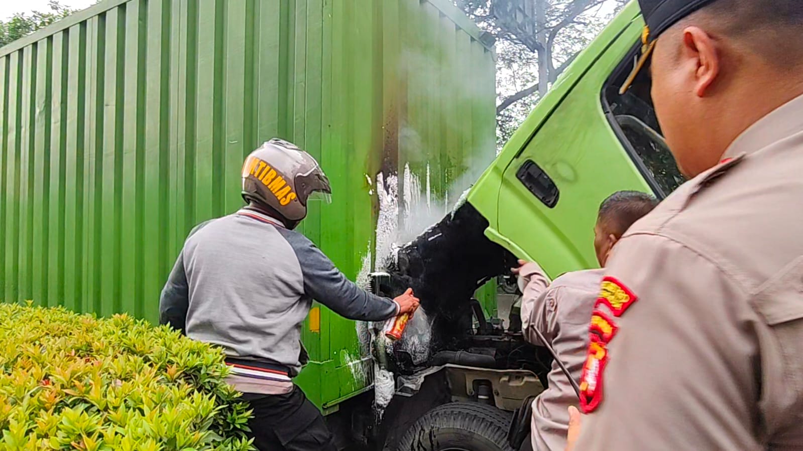 Saat Patroli Cipkon, Polisi Temukan Truk Berasap Tebal Dan Terbakar, Api Berhasil Dipadamkan Sebelum Meluas