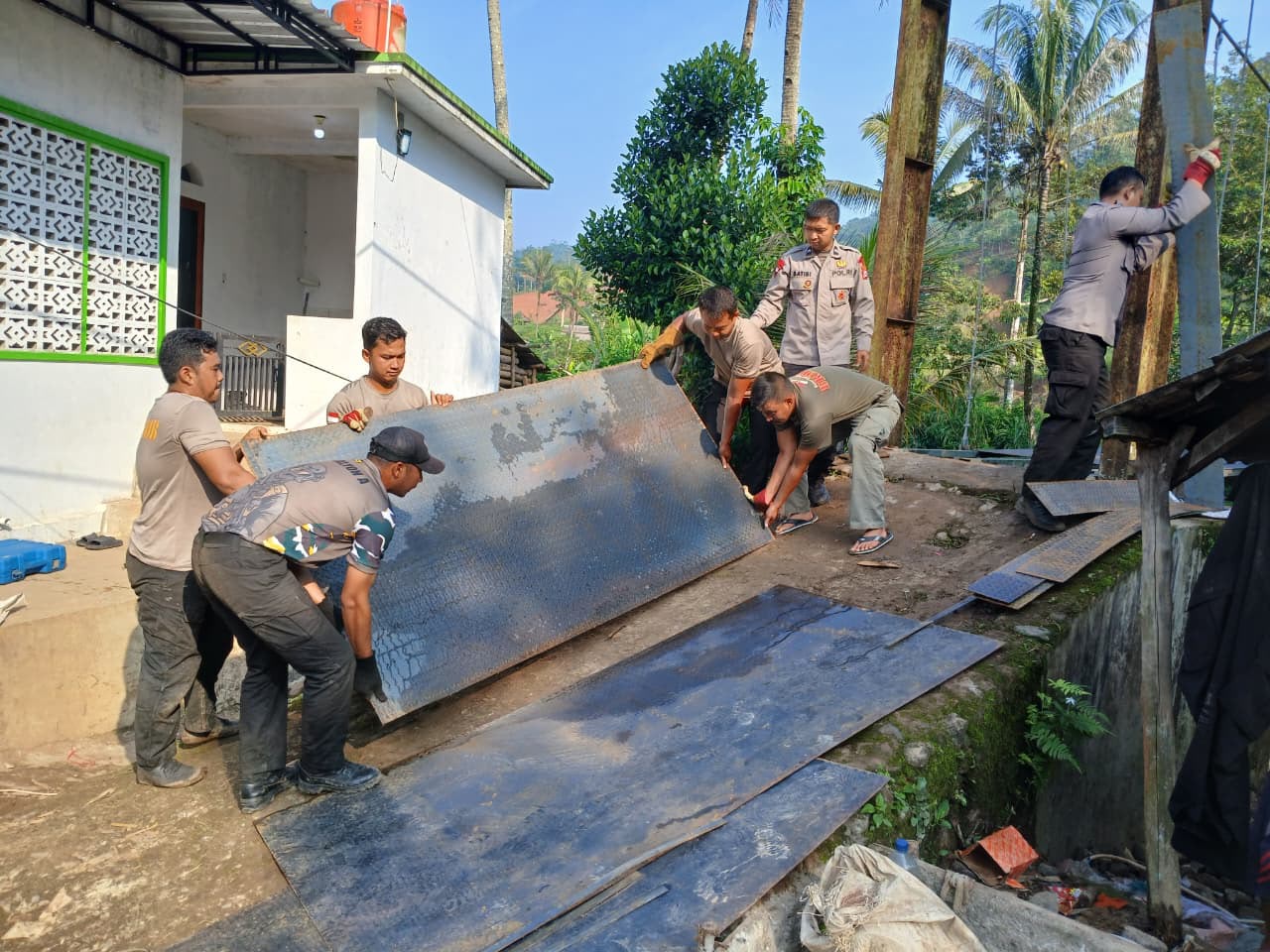 Dukung Mobilitas Warga, Satbrimob Polda Banten Revitalisasi Jembatan di Bayah