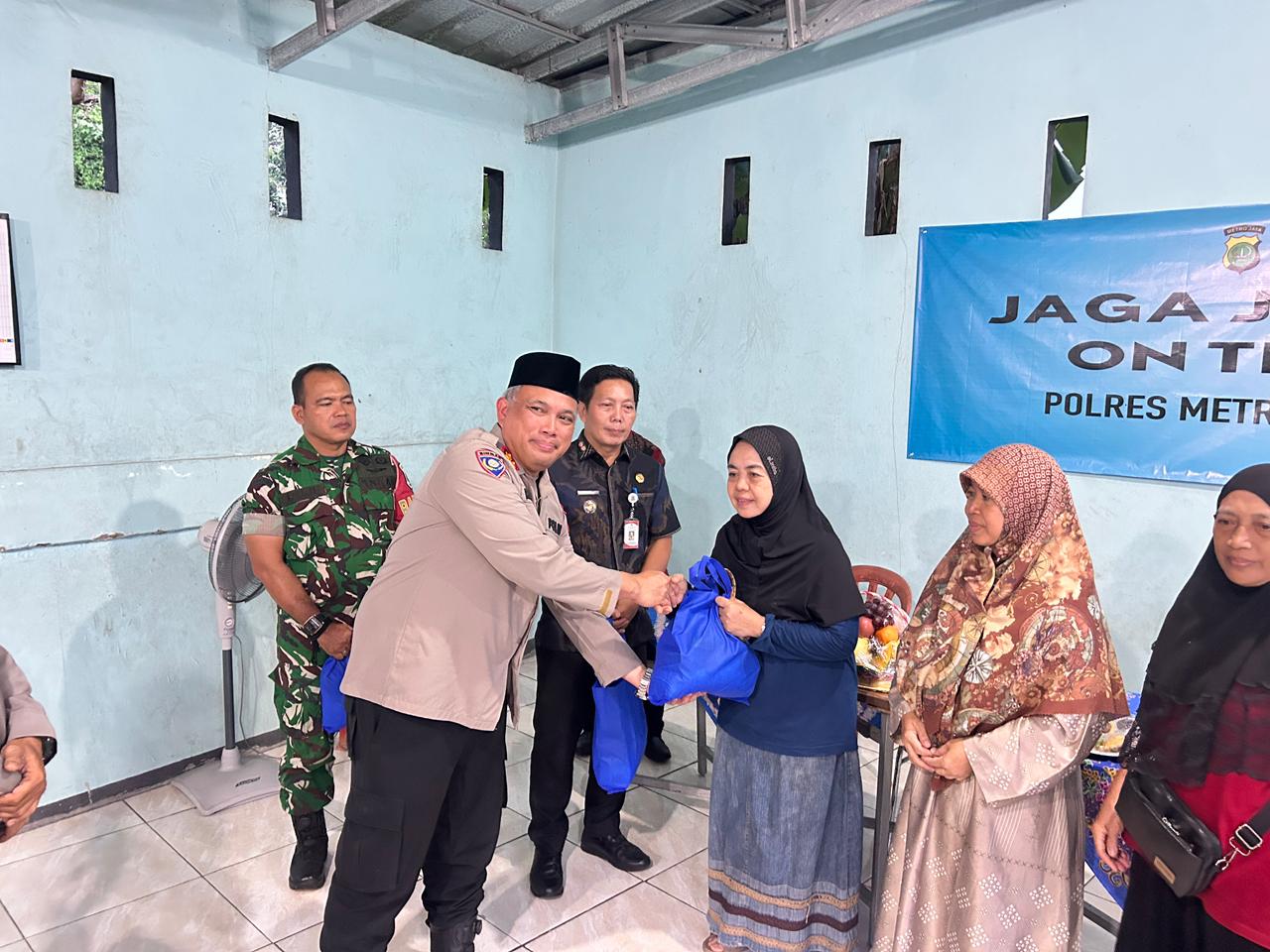 Polisi Santuni 10 Warga Kurang Mampu, Sekaligus Edukasi Bahaya Curanmor Dan Penipuan Online