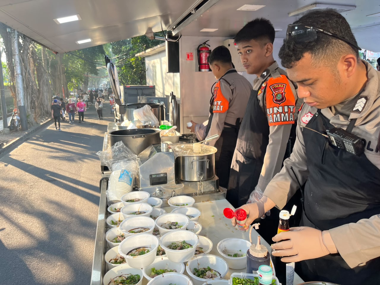 POLDA METRO JAYA BAGIKAN 500 PORSI MAKANAN GRATIS UNTUK MASYARAKAT DI CFD BUNDARAN HI