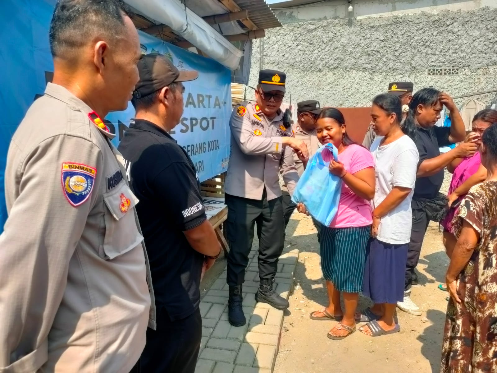 Launching Jaga Jakarta+ On The Spot, Kapolsek Neglasari Salurkan Sembako untuk Warga Slum Area Kedaung Baru