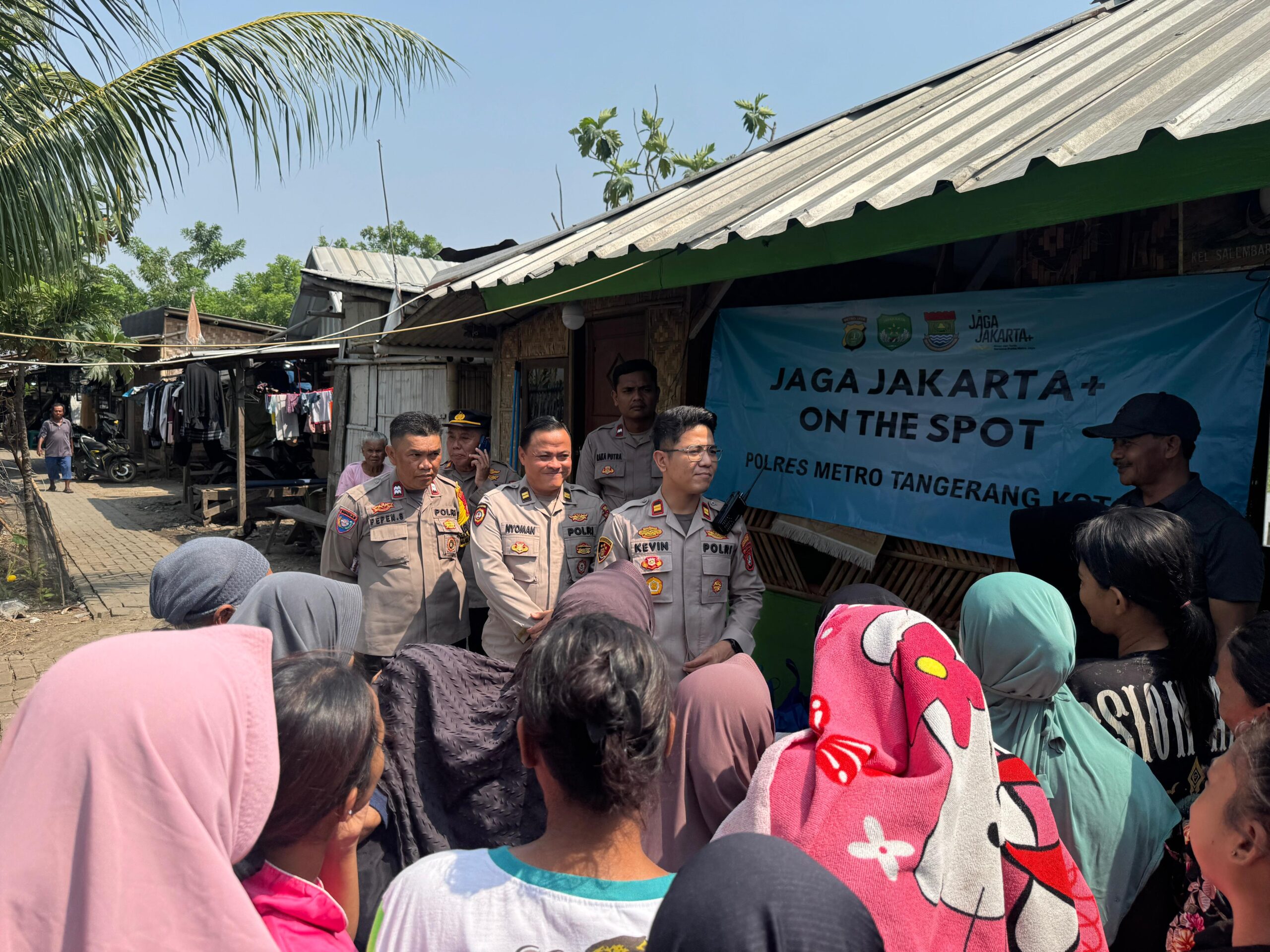 Sambangi Kawasan Slum Area, Polsek Teluknaga Bagikan 50 Paket Sembako dan Serap Aspirasi Warga