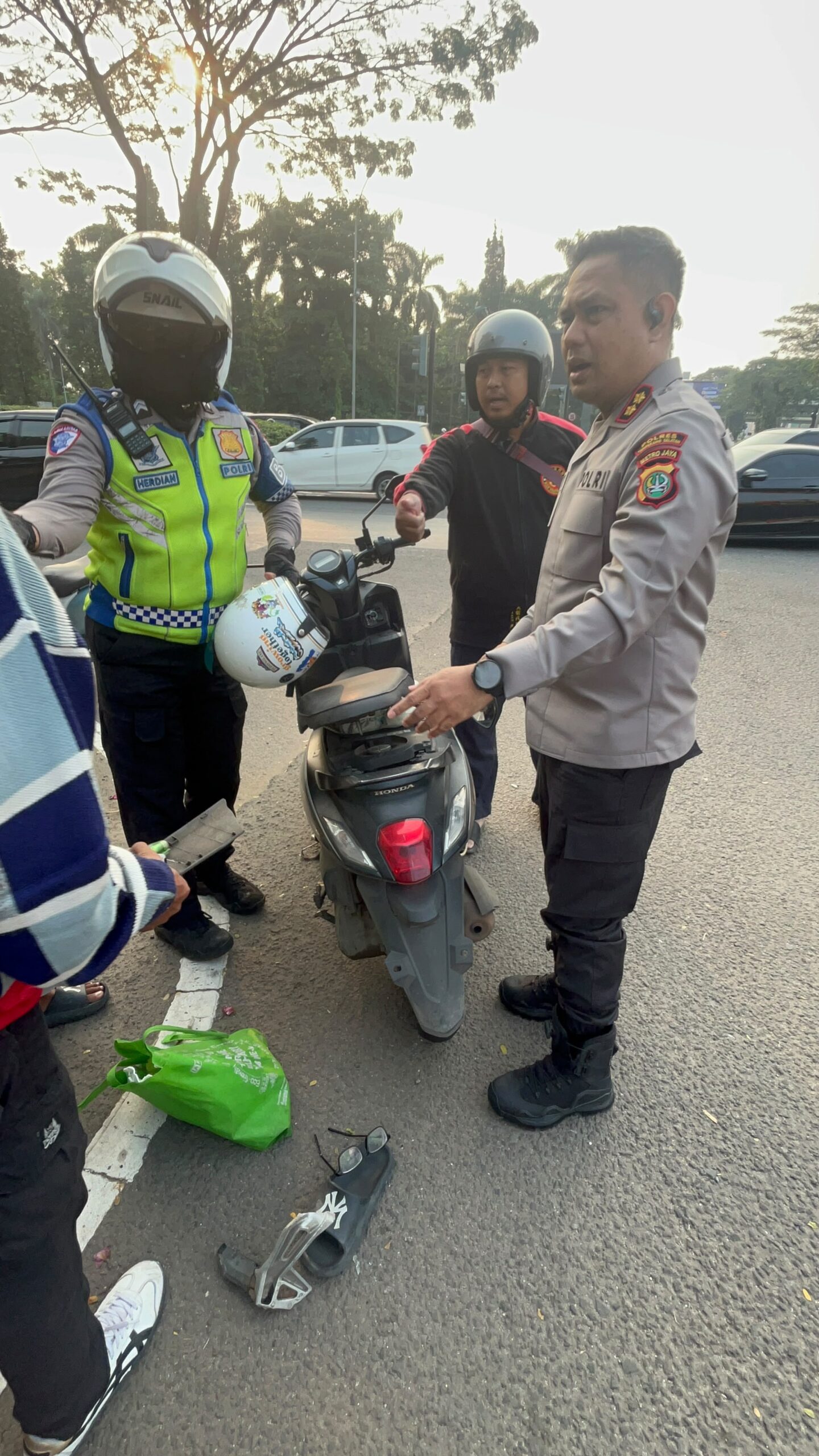 Kapolres Tangerang Selatan Sigap Bantu Korban Kecelakaan di Kawasan BSD Plaza
