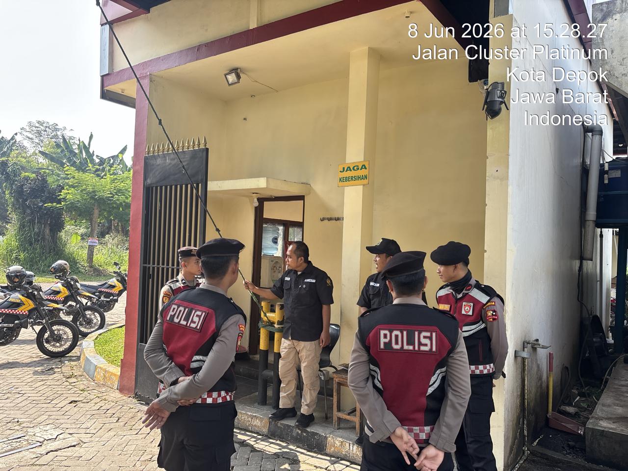Blusukan ke Perumahan, Personel Detasemen Perintis Dengar Langsung Keluhan Warga: “Polisi Sekarang Lebih Dekat dan Mau Nolong”