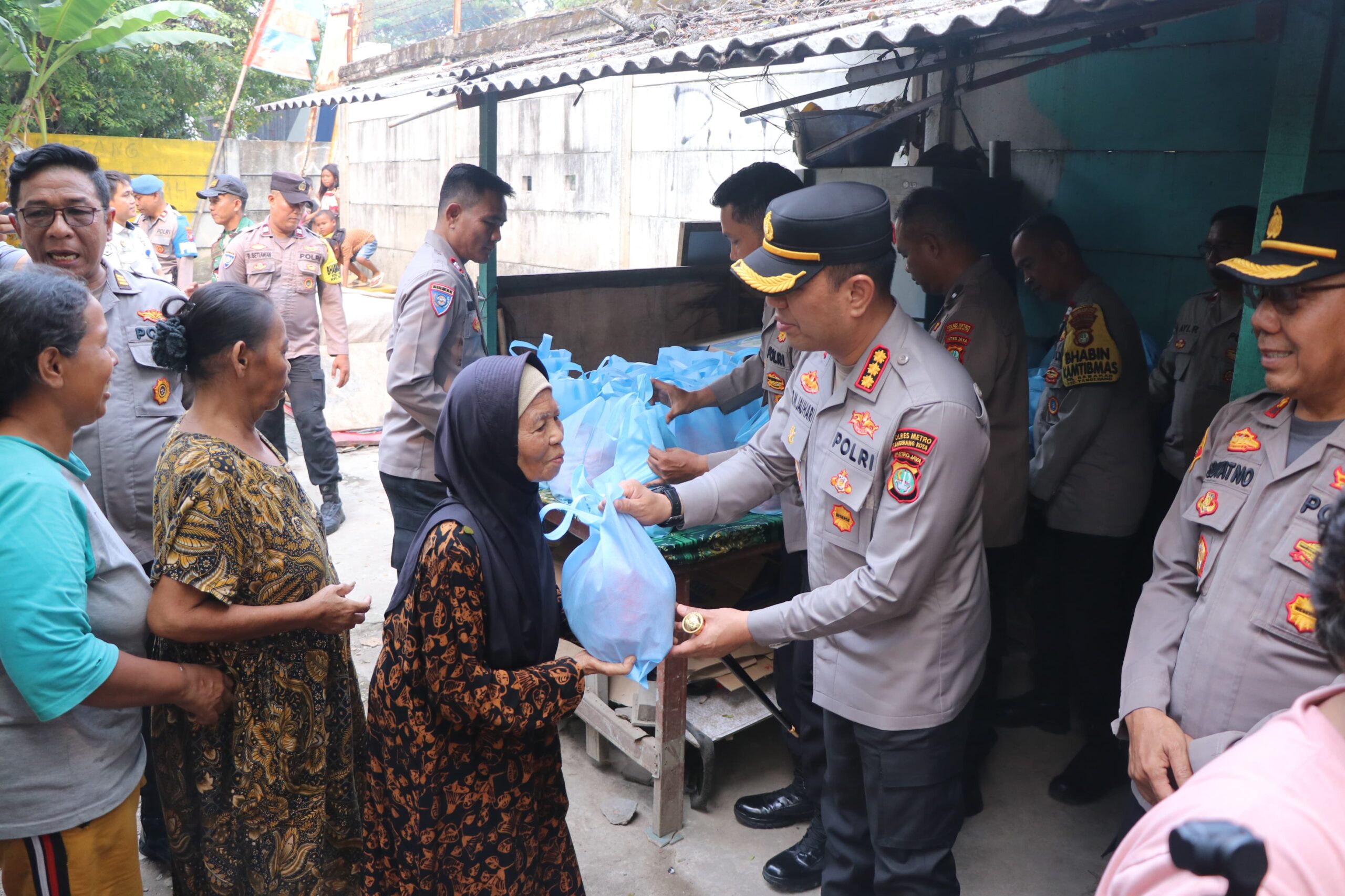 Masuk Gang Permukiman Tanah Tinggi, Kapolres Metro Tangerang Kota Bawa Sembako Dan Dengarkan Curhat Warga