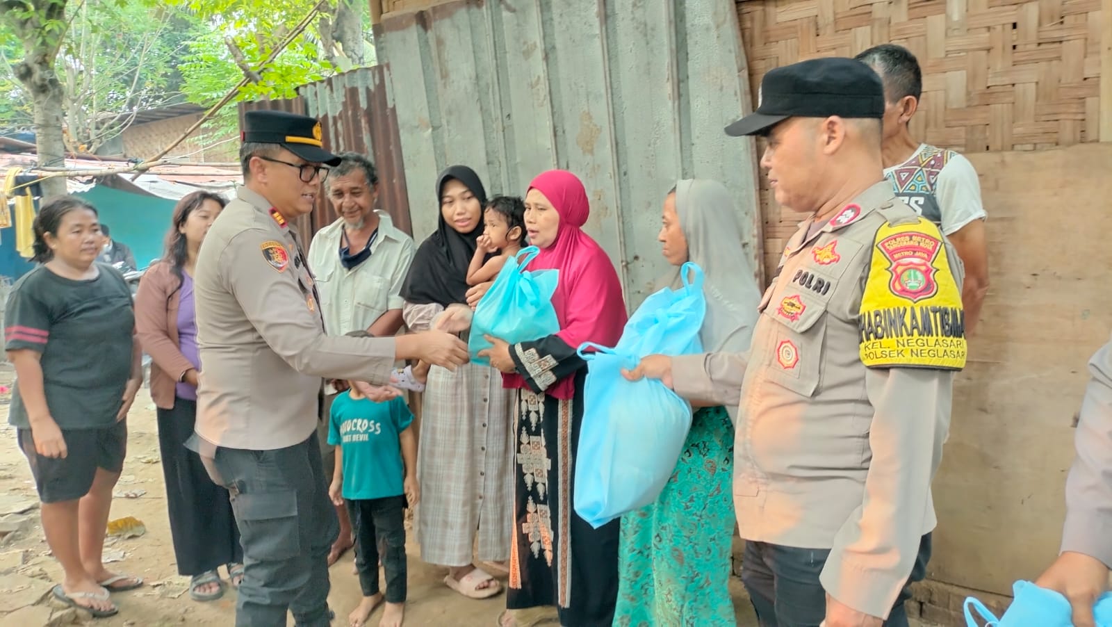 Kapolsek Neglasari AKP Imron Mas’adi, S.H., M.H. melaksanakan kegiatan Jaga Jakarta+ On The Spot Membagikan Sembako 