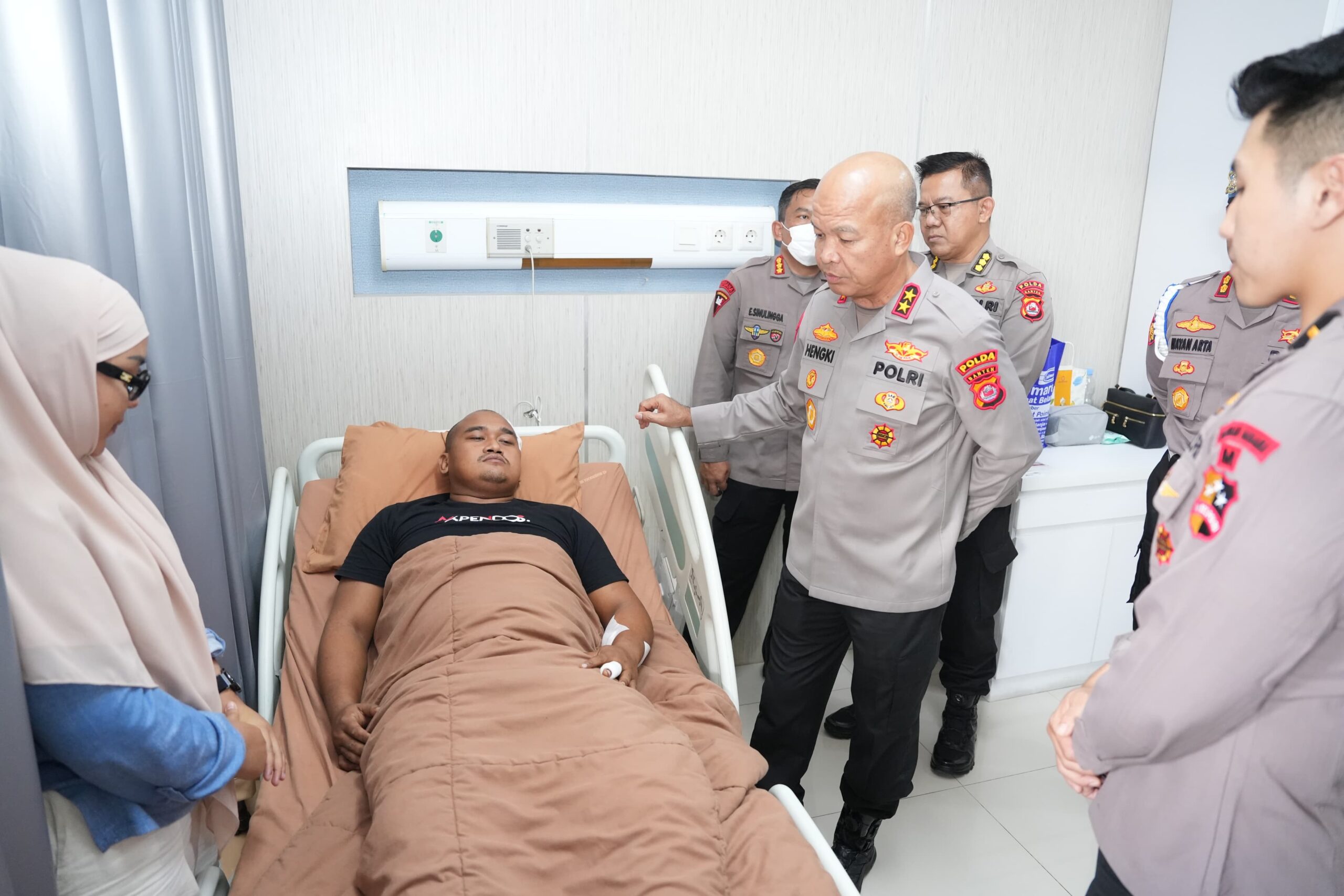 Kapolda Banten Jenguk Personel Brimob Korban Penganiayaan Debt Collector di RSB Korbrimob Polri