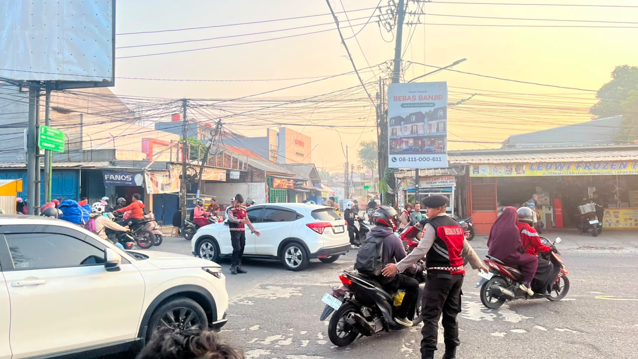 Urai Kemacetan Depok-Bogor, Korsabhara Baharkam Polri Hadir Saat Awali Aktivitas Pagi warga depok