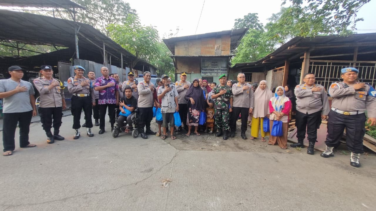 Jaga Jakarta+ Sambangi Panunggangan Barat, Polisi Bagikan Sembako Dan Ajak Warga Perkuat Keamanan Lingkungan