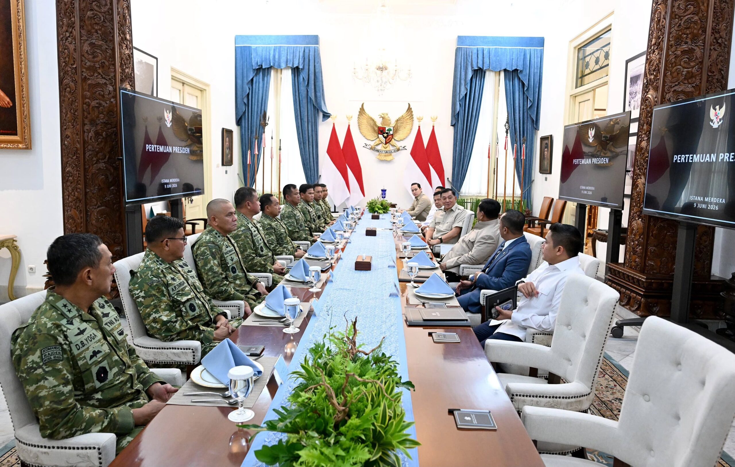 Presiden Prabowo Subianto menerima Panglima TNI Agus Subiyanto, Wakil Panglima TNI Tandyo Budi, serta Kepala Staf Angkatan Darat, Laut, dan Udara di Istana Merdeka