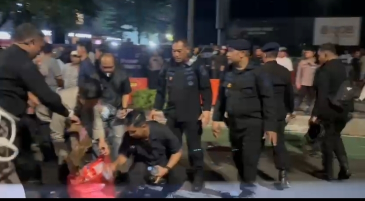 Usai Kawal Aksi Penyampaian Pendapat, Wakapolda Metro Jaya Pimpin Personel Bersihkan Kawasan Thamrin