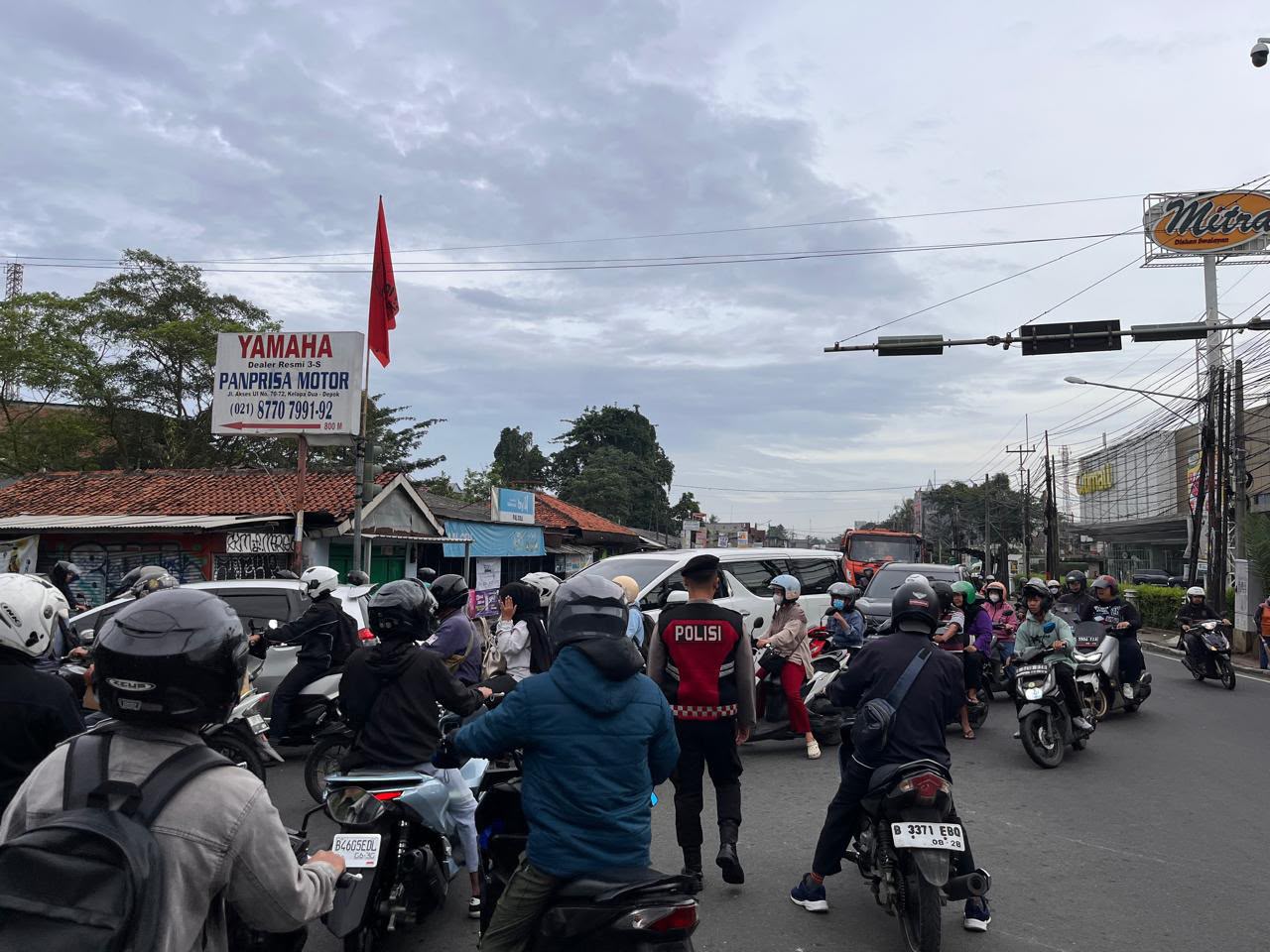 Urai Kepadatan Akhir Pekan, Personel Subden C Detasemen Perintis Korsabhara Baharkam Polri Gelar Pengaturan Lalu Lintas