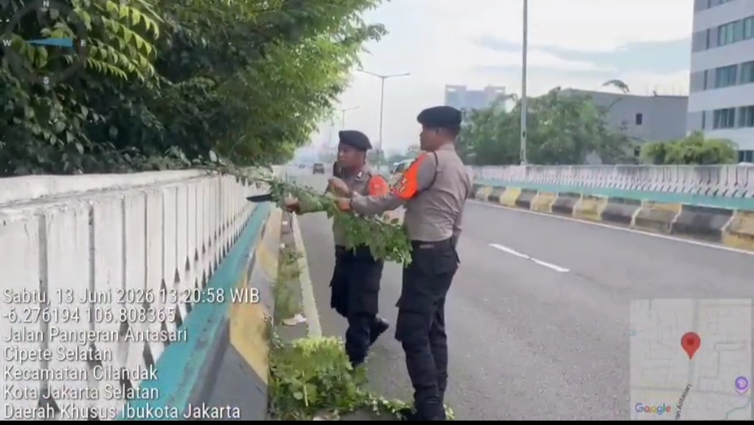 PERSONEL DIT SAMAPTA PMJ LAKUKAN PEMOTONGAN RANTING POHON DI FLY OVER ANTASARI UNTUK CEGAH POTENSI BAHAYA BAGI PENGGUNA JALAN