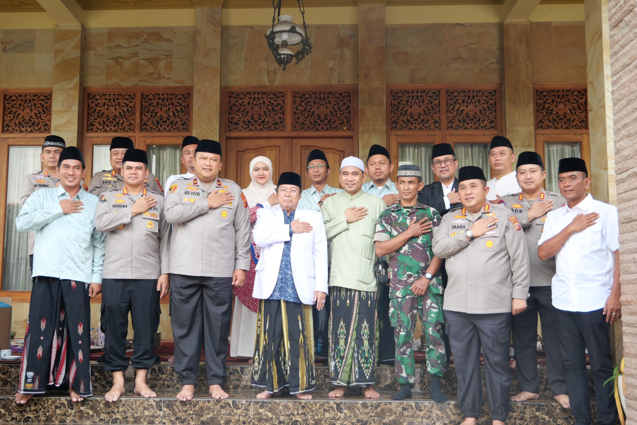 Kapolresta Cirebon Dampingi Wakapolda Jabar Silaturahmi dengan Pengasuh Ponpes Khas Kempek, Perkuat Sinergitas Polri dan Ulama