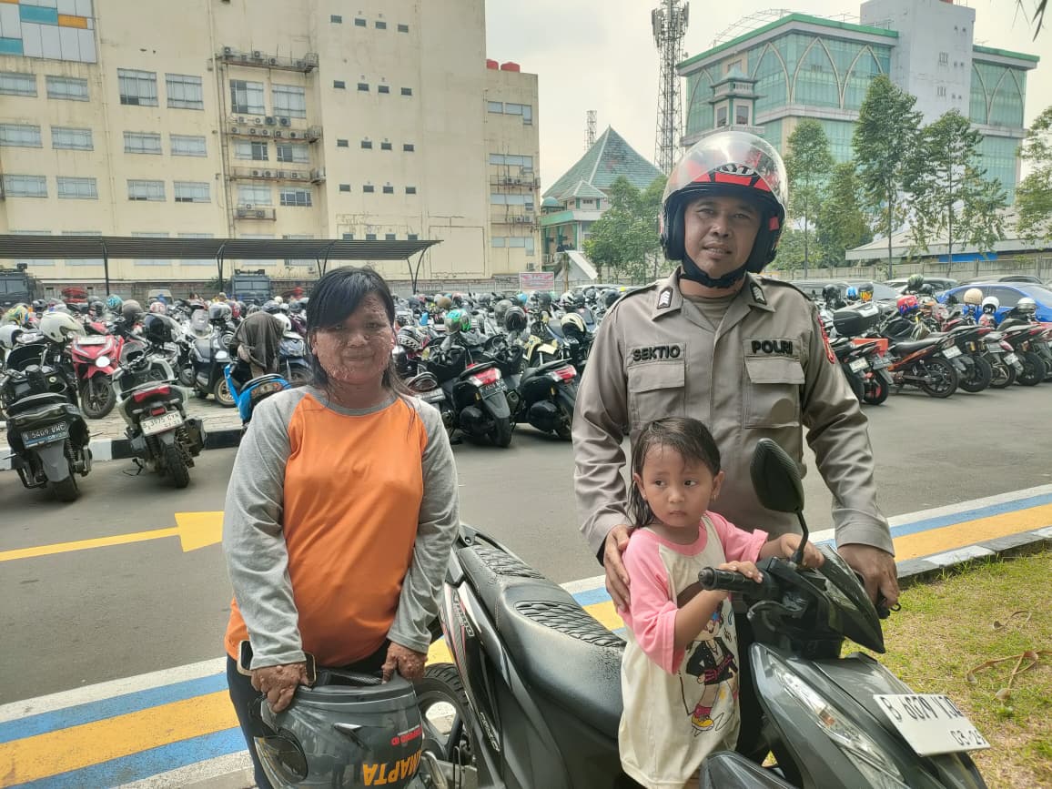 Terpisah Dari Pengasuh, Bocah Perempuan Ditemukan Sendirian Di Dekat Pos Lantas TMP Taruna