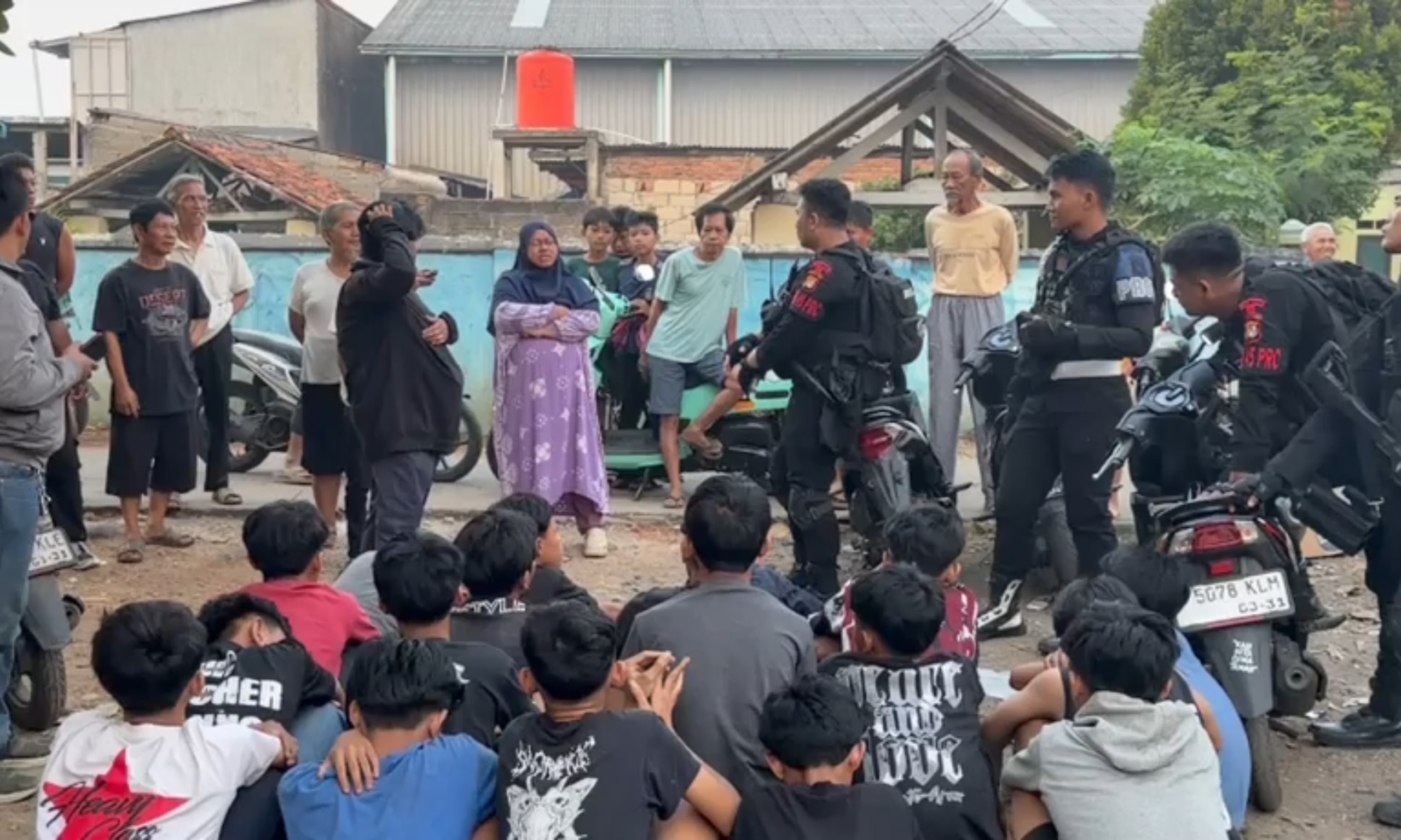 Brimob Polda Metro Jaya Gagalkan Tawuran Subuh di Rawalumbu, 18 Remaja dan Bom Molotov Diamankan