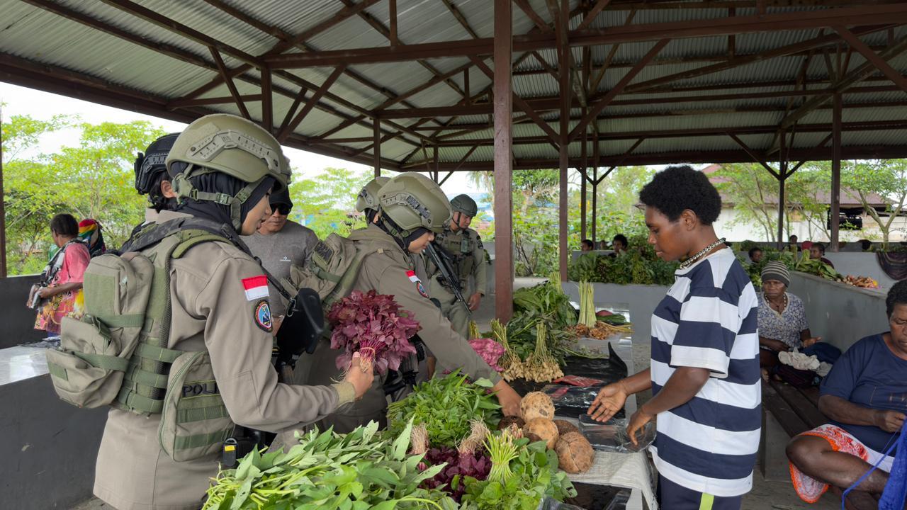 Di Balik Ramainya Pasar Keyabi Nduga, Senyum Mama Papua dan Polwan Damai Cartenz Rajut Rasa Aman dan Nyaman