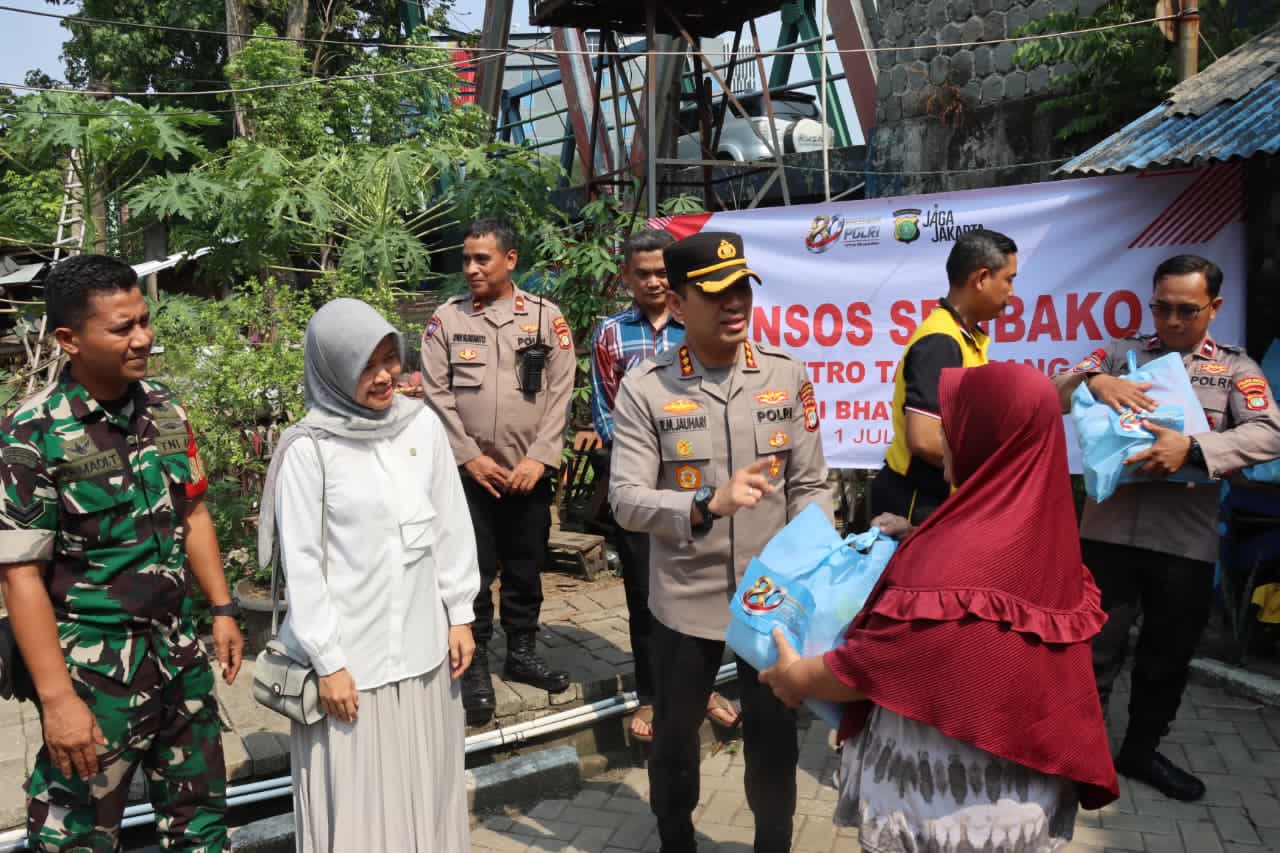 Kapolres Metro Tangerang Kota Bagika Paket Sembako Di Kawasan Padat Penduduk Karawaci