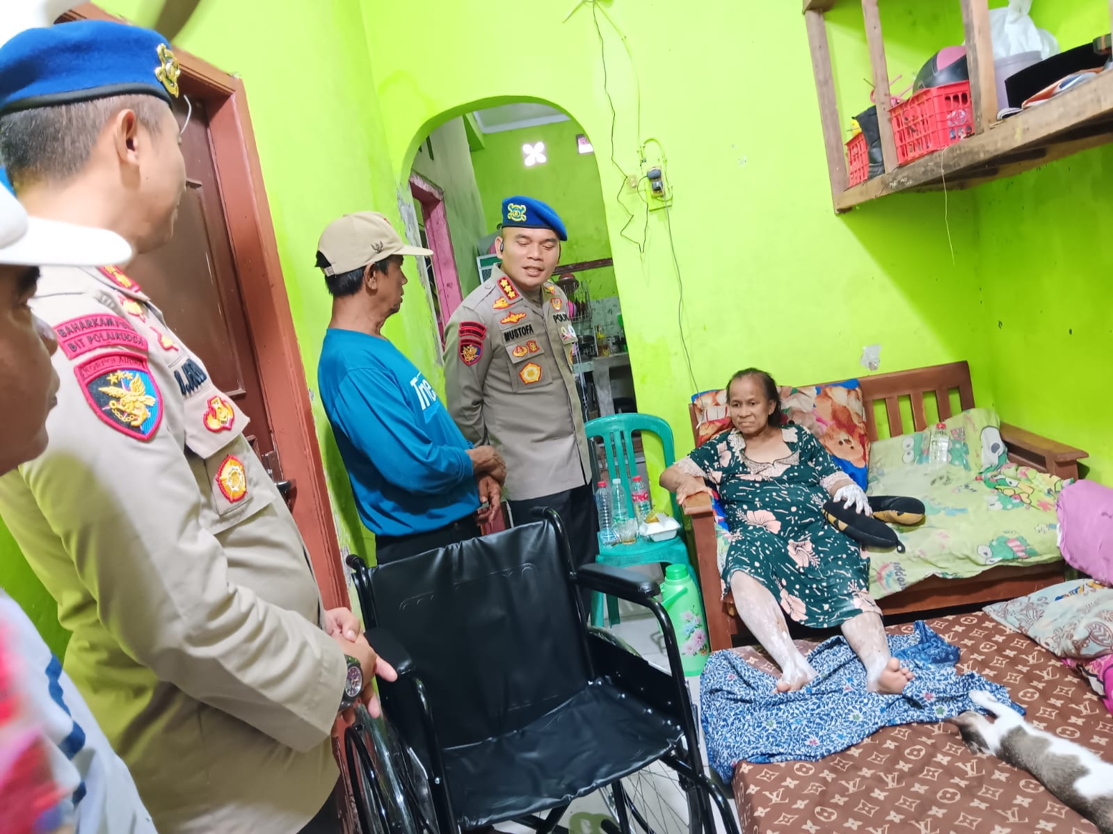 Ditpolairud Polda Metro Jaya Salurkan Kursi Roda untuk Warga Pesisir Marunda