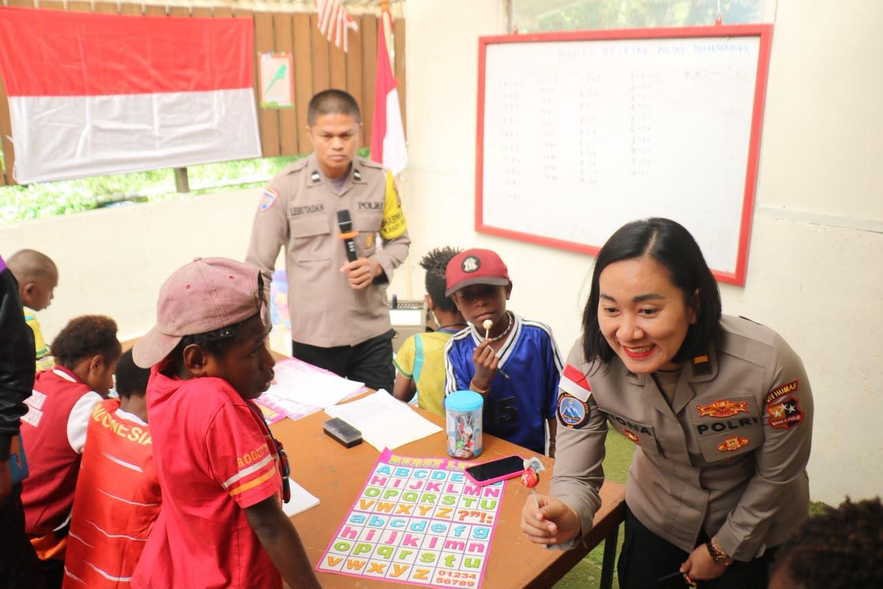 Melalui Honai Belajar, Ops Damai Cartenz Kenalkan Dunia dan Tata Surya kepada Anak-anak di Tembagapura, Timika, Papua Tengah