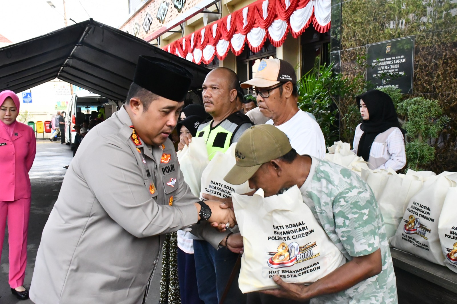 Polresta Cirebon Salurkan 600 Paket Sembako dalam Bhakti Sosial Hari Bhayangkara ke-80
