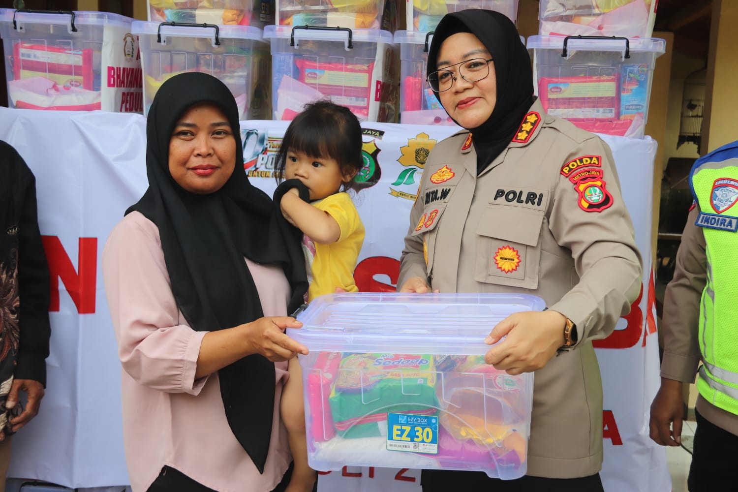 Polwan Polda Metro Jaya Hadir Bantu Warga Bojongsari Lewat Air Bersih dan Sembako