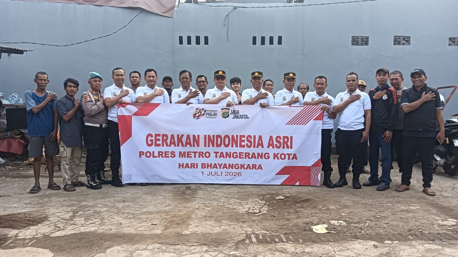 Sambut Hari Bhayangkara ke-80, Polsek Neglasari Gelar Gerakan Indonesia Asri Bersama Warga