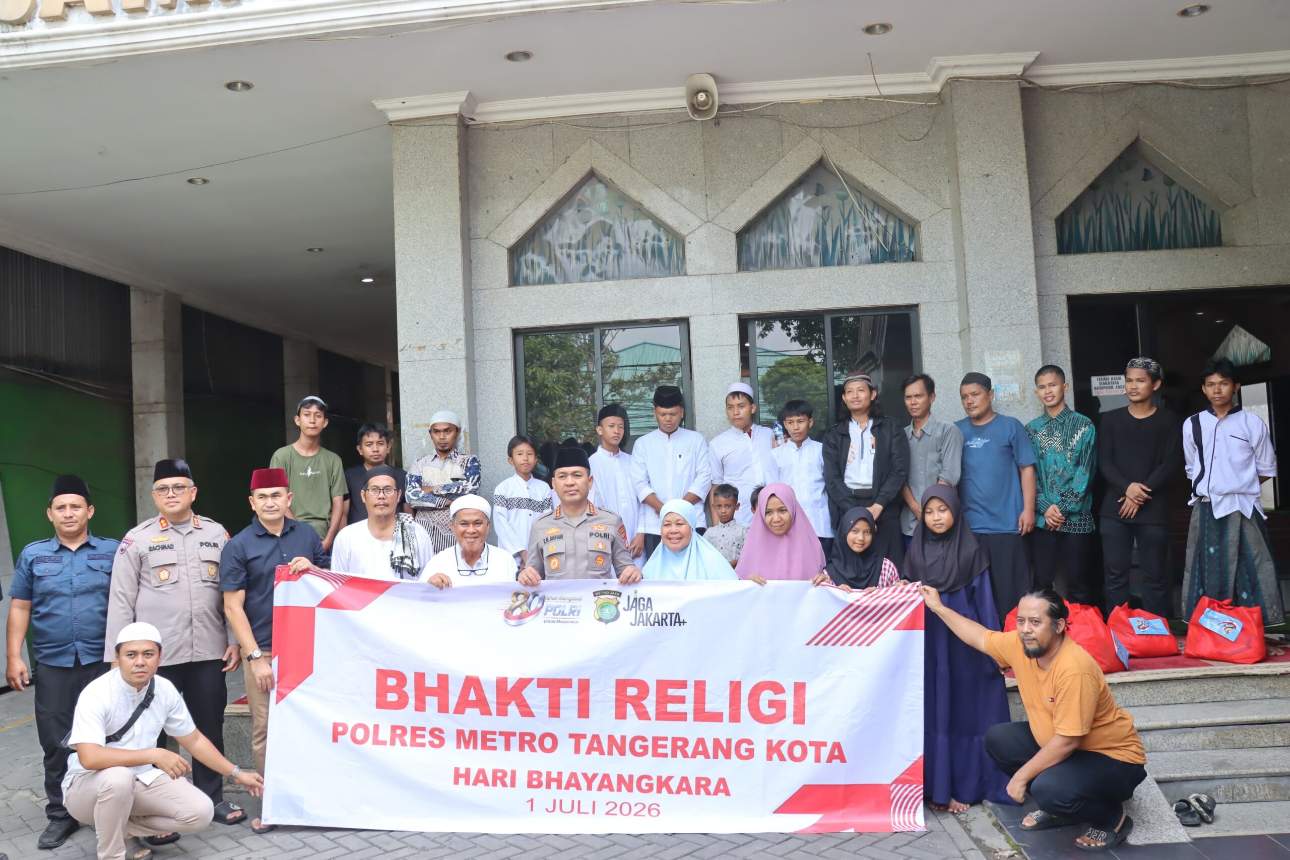 Sentuh Hati Umat, Kapolres Metro Tangerang Kota Gelar Bhakti Religi Dan Bersih-Bersih Masjid Sambut Hari Bhayangkara Ke-80