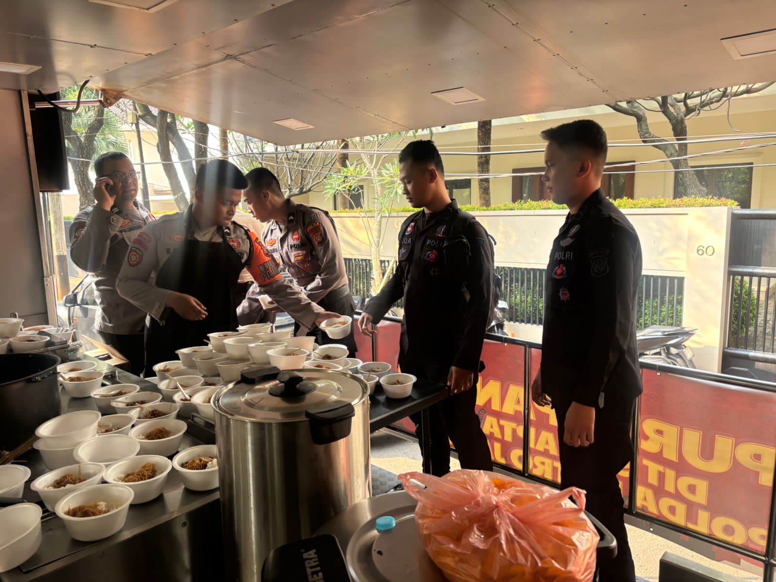 Dit Samapta Polda Metro Jaya Siapkan 300 Porsi Makanan Untuk Personil BKO Pengamanan Di Bundaran HI