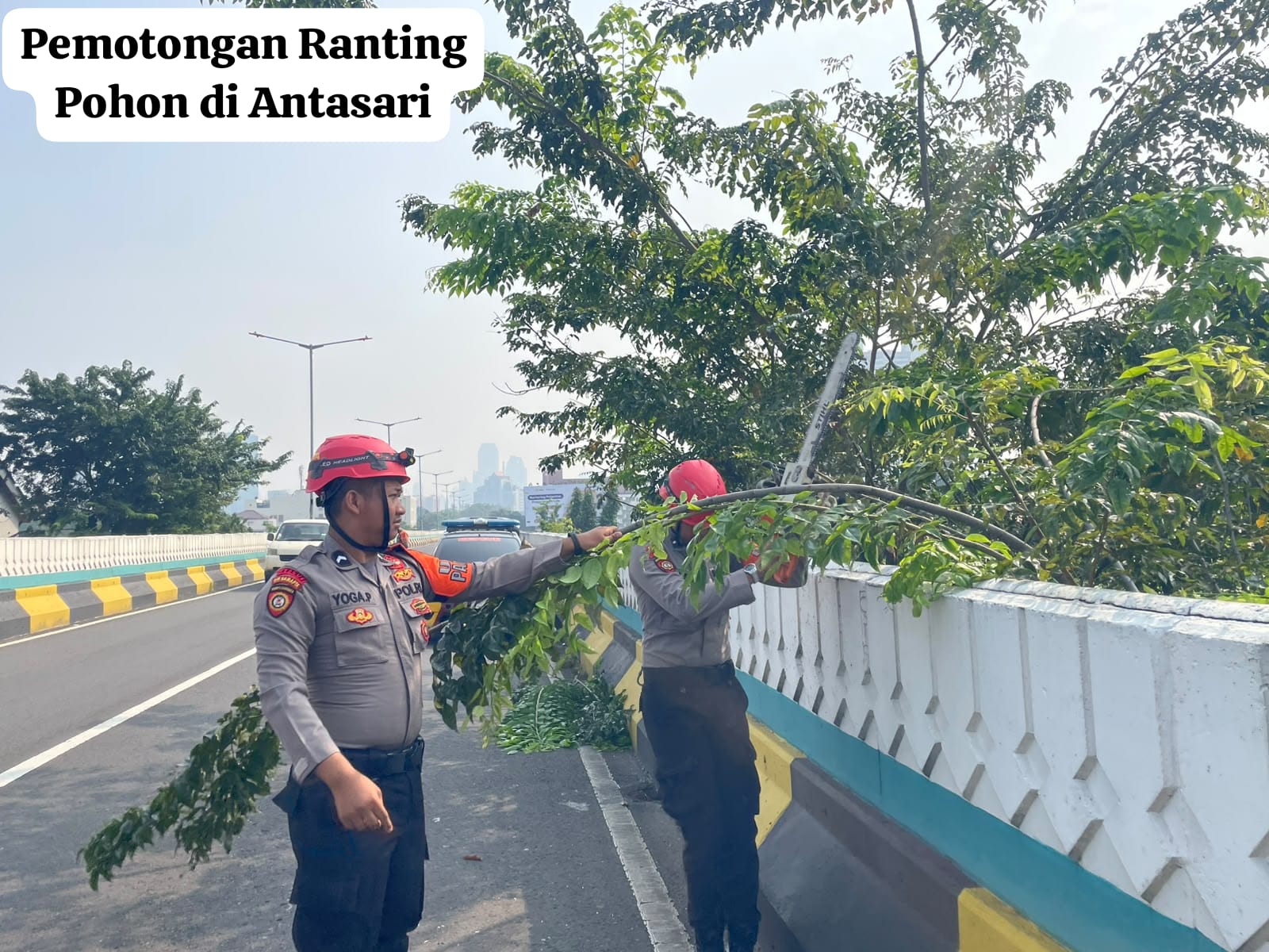 Personel Samapta PMJ Laksanakan Patroli Siaga Bencana, Pangkas Ranting Pohon di Fly Over Antasari Demi Keselamatan Pengguna Jalan