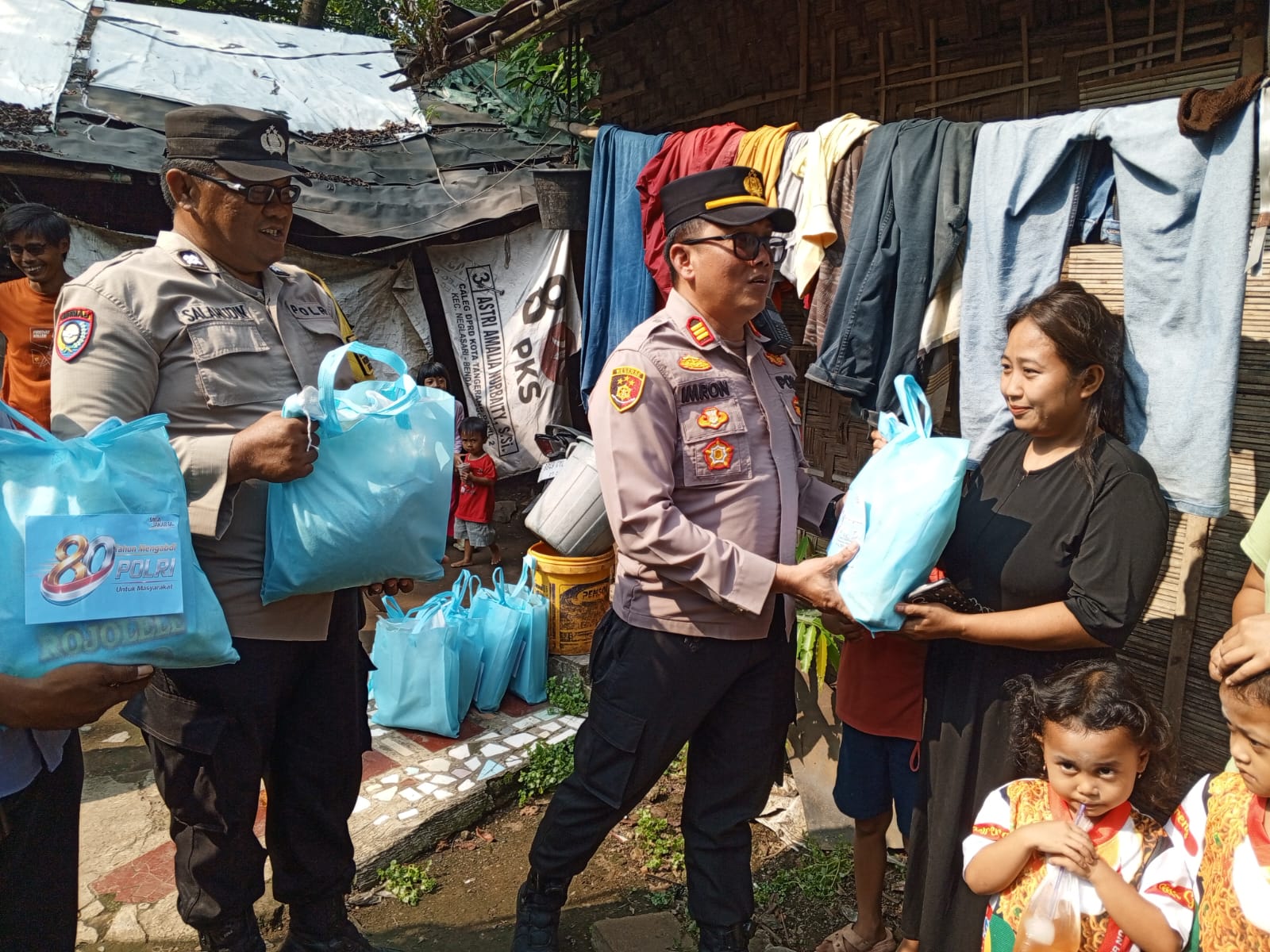 Polsek Neglasari Salurkan Paket Sembako untuk Warga Telagasari