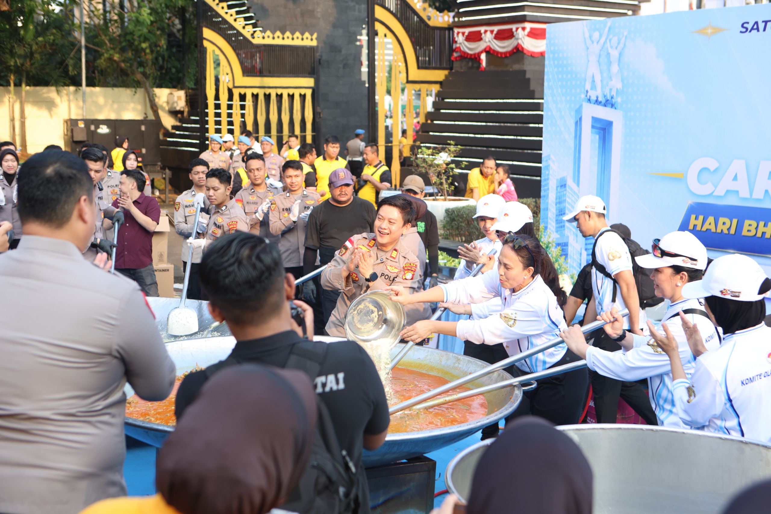 Dapur Jaga Jakarta Meriah, Bobon Santoso Sajikan Tongseng untuk Warga CFD