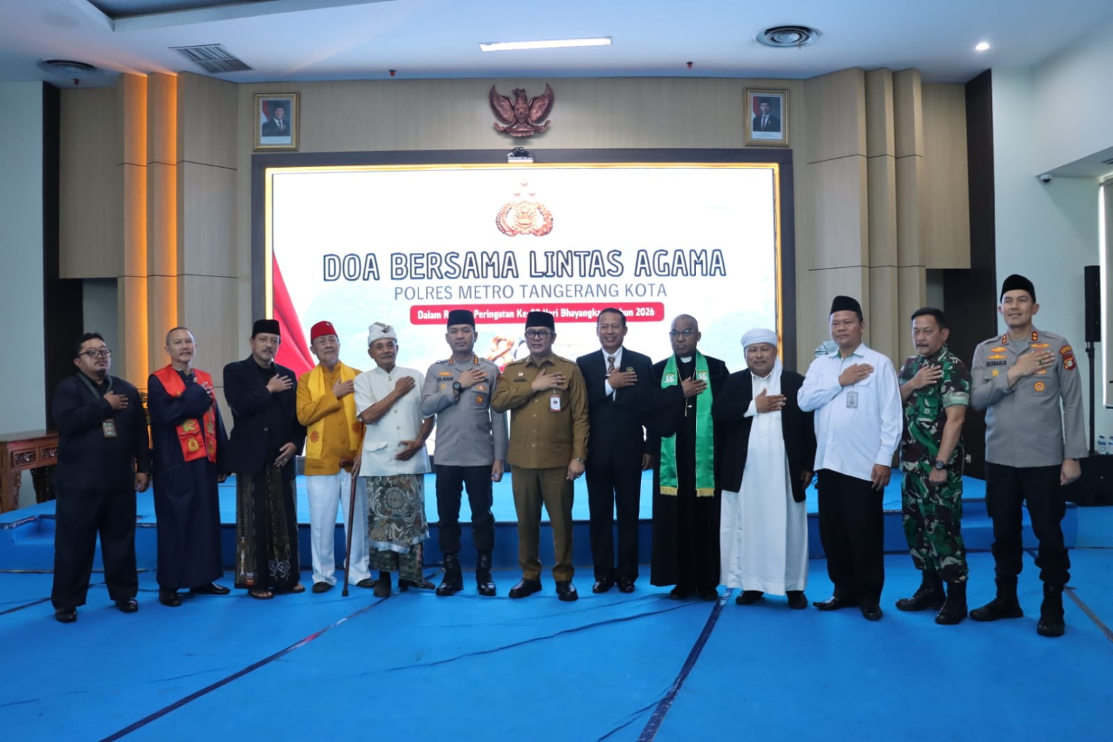 Doa Bersama Lintas Agama Perkuat Kebersamaan Sambut Hari Bhayangkara Ke-80 Di Polres Metro Tangerang Kota