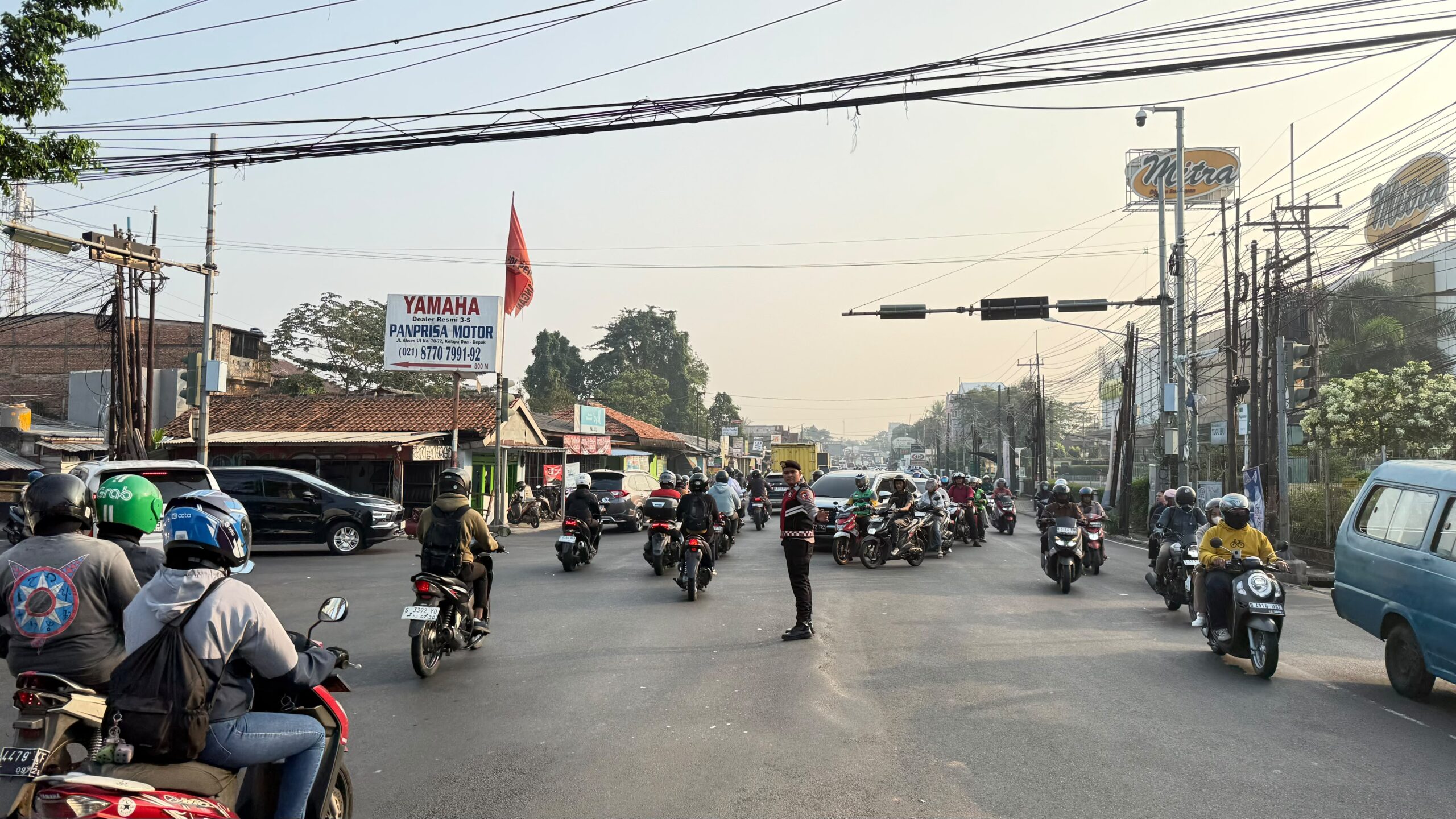 Urai Kemacetan Pagi, Detasemen Perintis Baharkam Polri Siaga di Titik Sibuk Depok