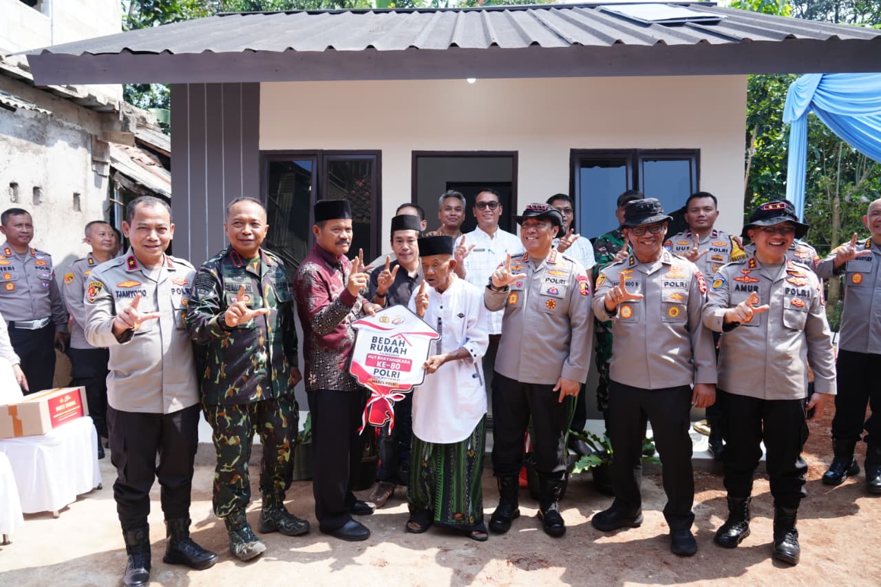 Sambut Hari Bhayangkara ke-80, Polri Bedah 80 Rumah Layak Huni, Bapak Usin (85) Kini Miliki Rumah Baru Berpanel Surya