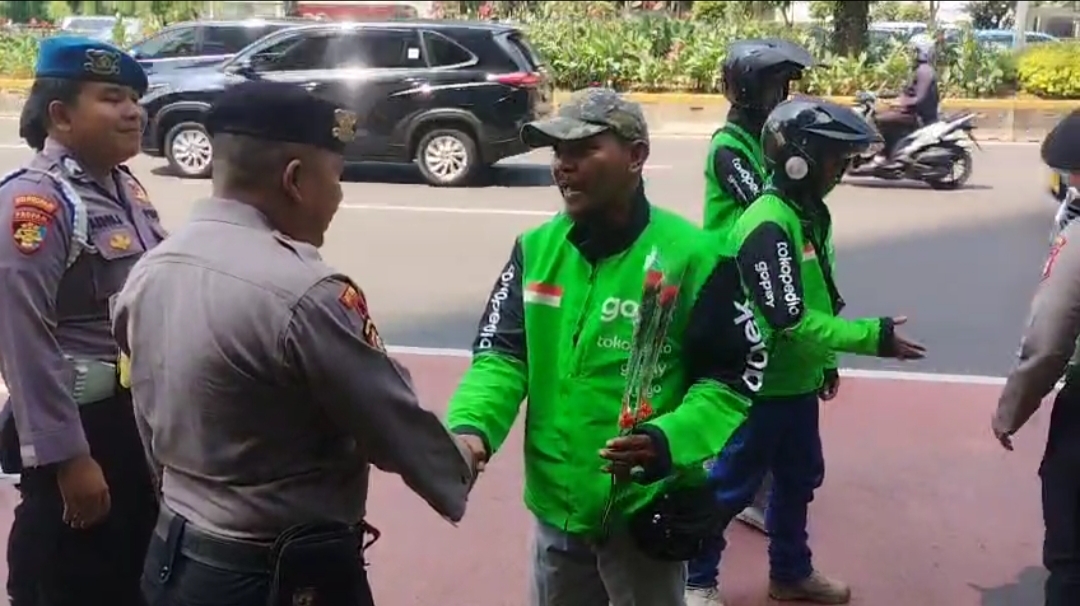 Momen Ojol Beri Bunga ke Polisi Saat Hari Bhayangkara ke-80