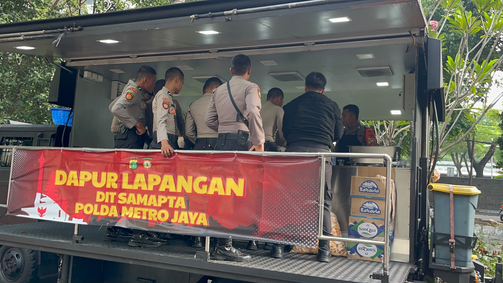 DIT SAMAPTA PMJ SIAPKAN MAKANAN BAGI PERSONEL PENGAMANAN DAN WARGA DI SEKITAR BUNDARAN HI